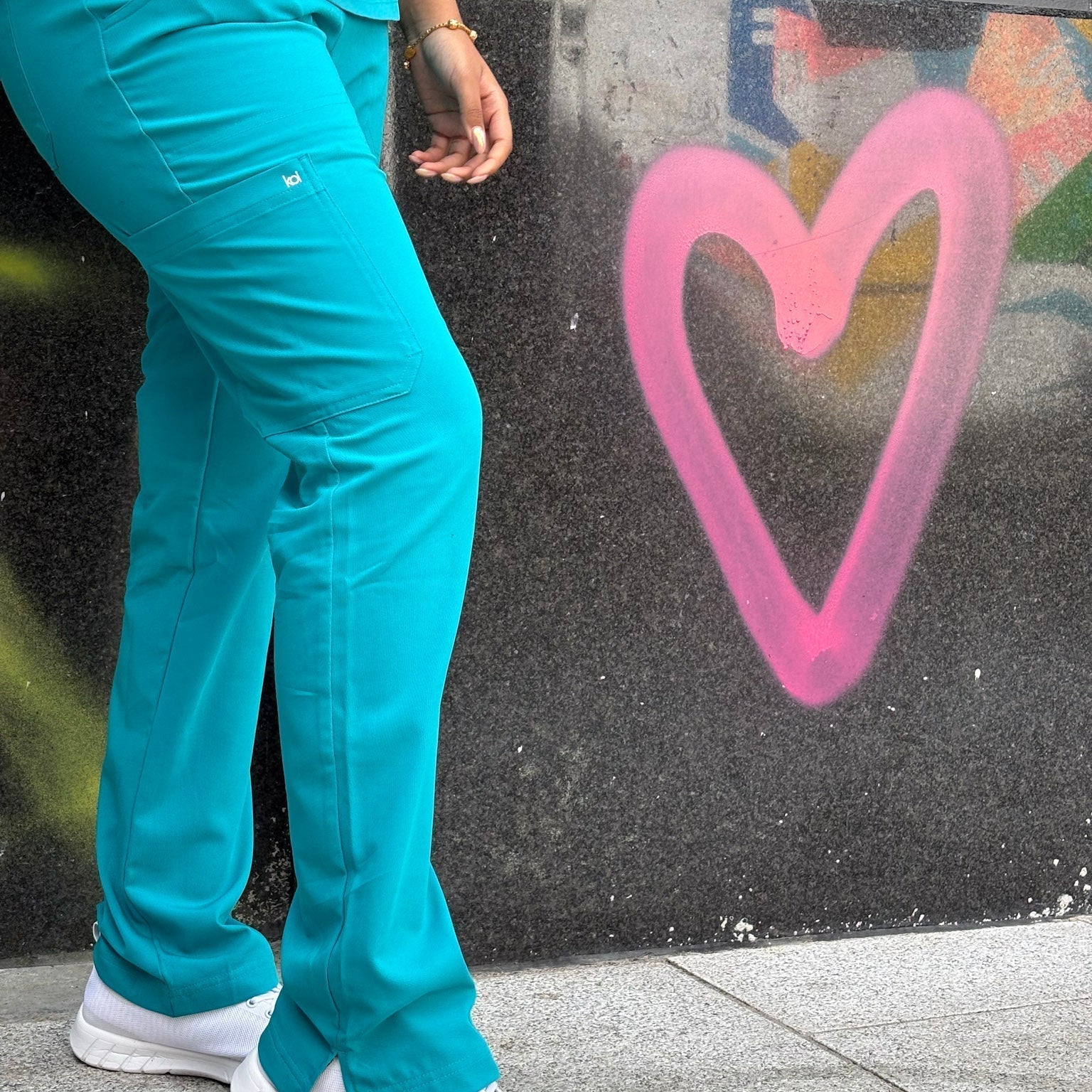 Pantalon médical stretch : à quoi servent l’élasthanne et les tissus techniques ?