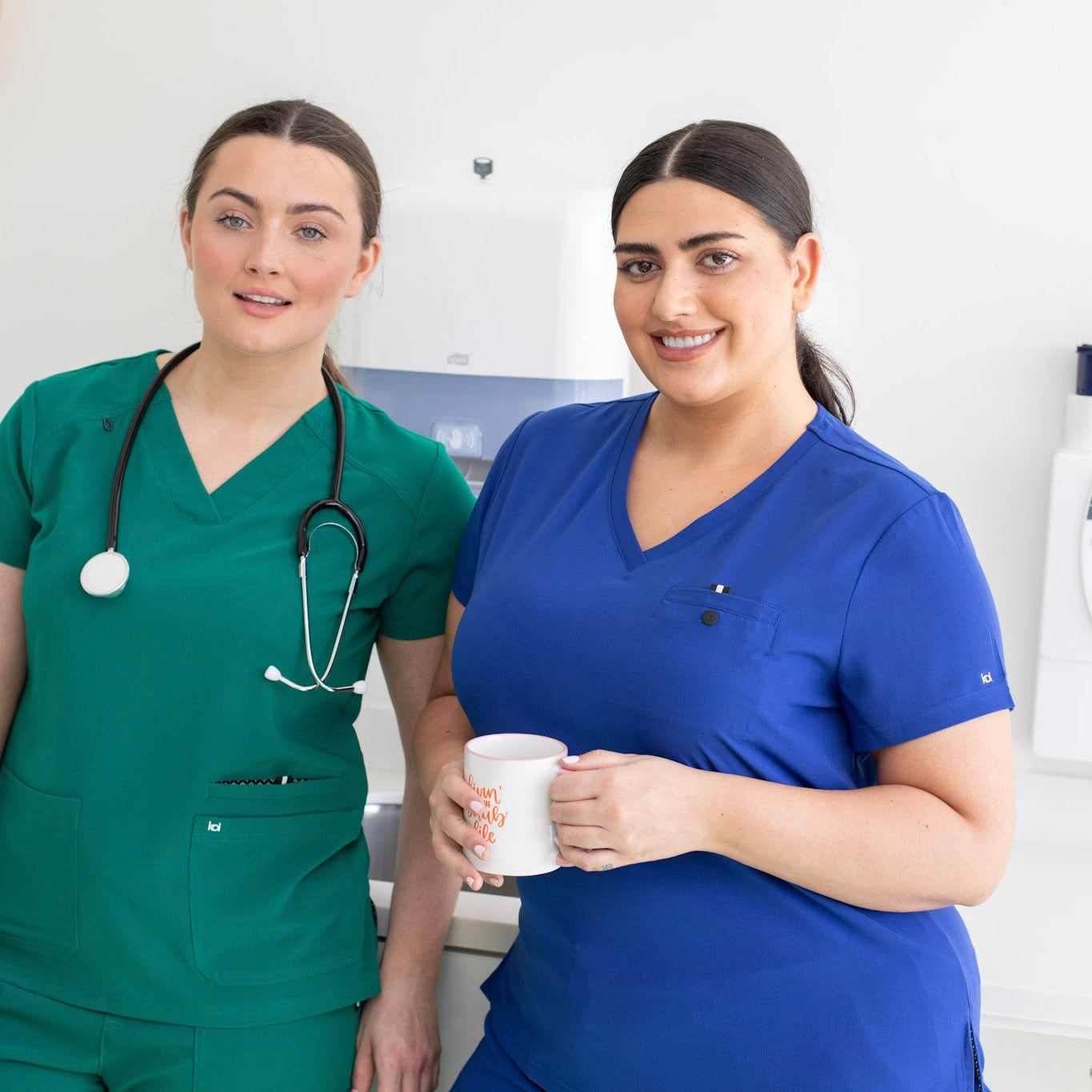 2 femmes en blouse médicale