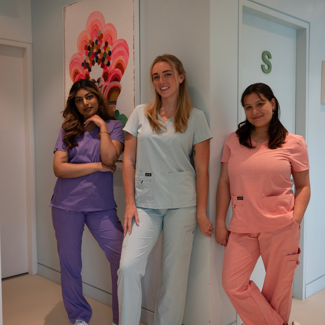 trois femmes assistantes vétérinaires portant des tenues médicales colorées de chez Happyblouse.