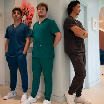 Equipe médicale masculine portant des tenues médicales adaptées dans un cabinet de vétérinaire