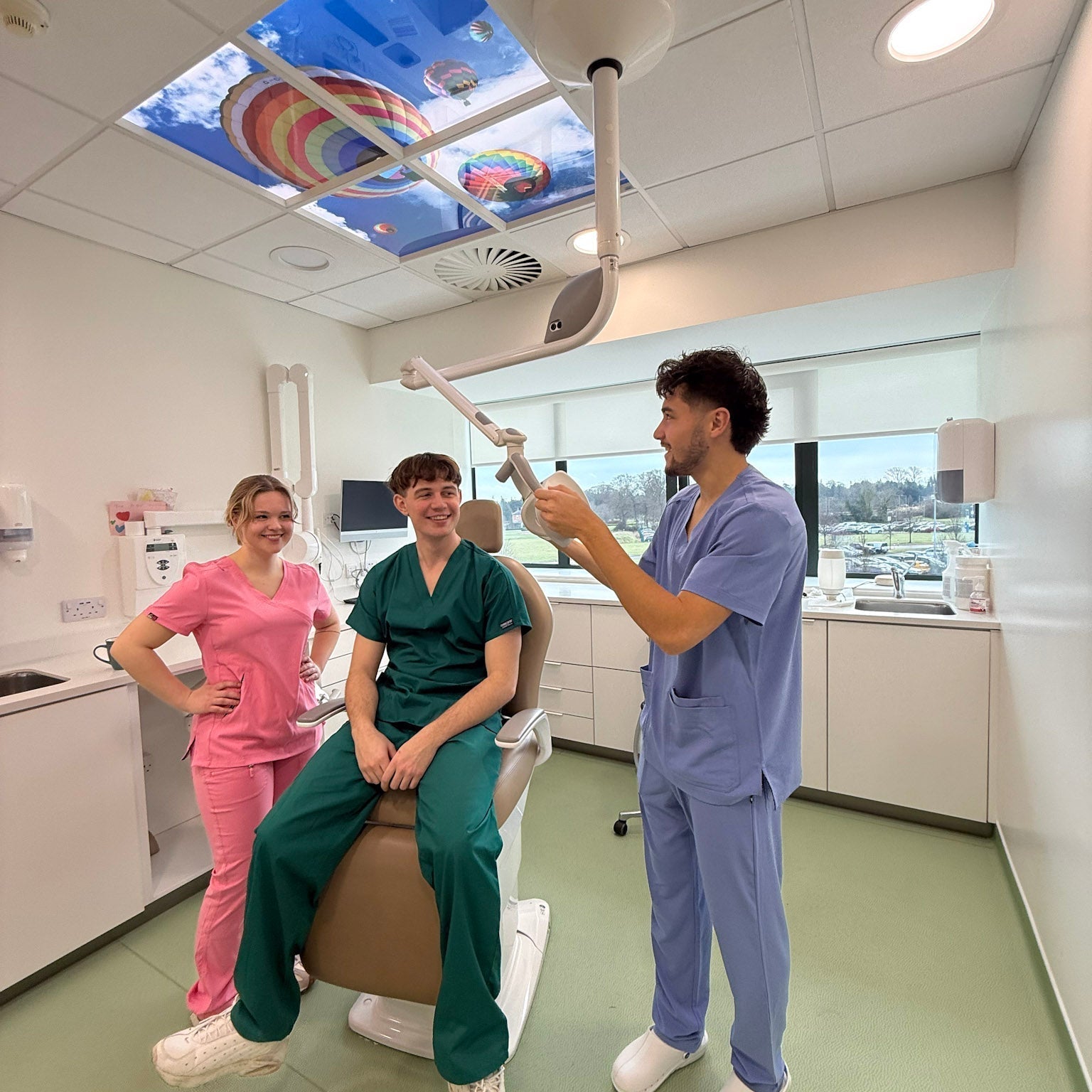 3 étudiants en blouse médicale