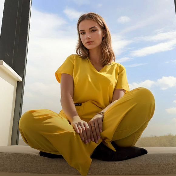 Femme assise sur une fenetre portant une blouse médicale Happylouse Jaune