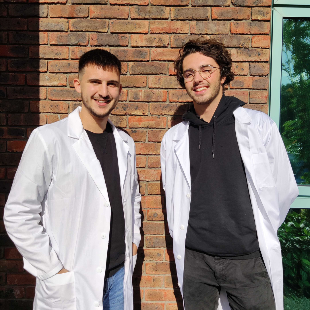 Blouse de laboratoire : un indispensable pour les professionnels scientifiques