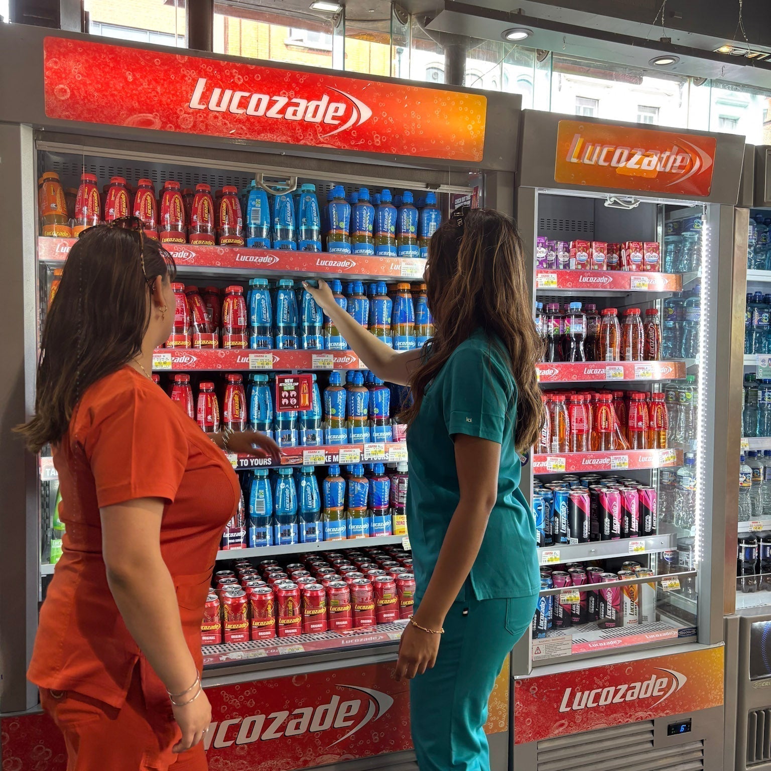 2 blouses médicales femme bleue et rouge