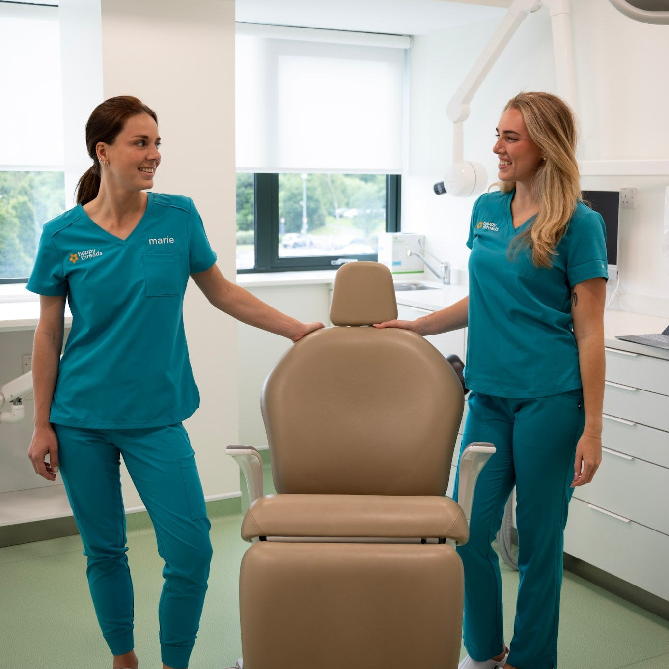 Assistantes dentaires portant des tenues de dentistes dans un cabinet dentaire