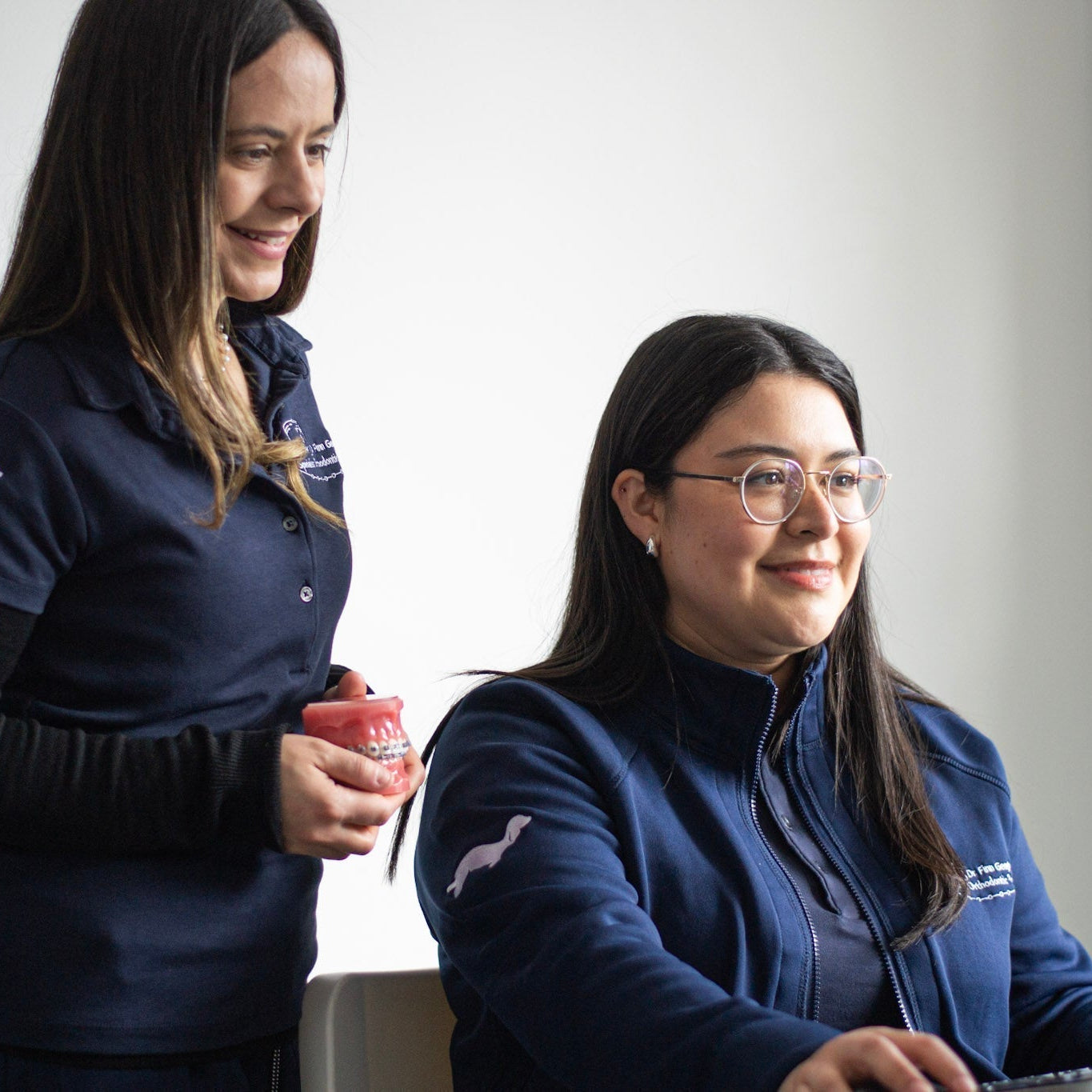 Assistantes vétérinaires portant des blouses et vestes de vétérinaire bleue marine