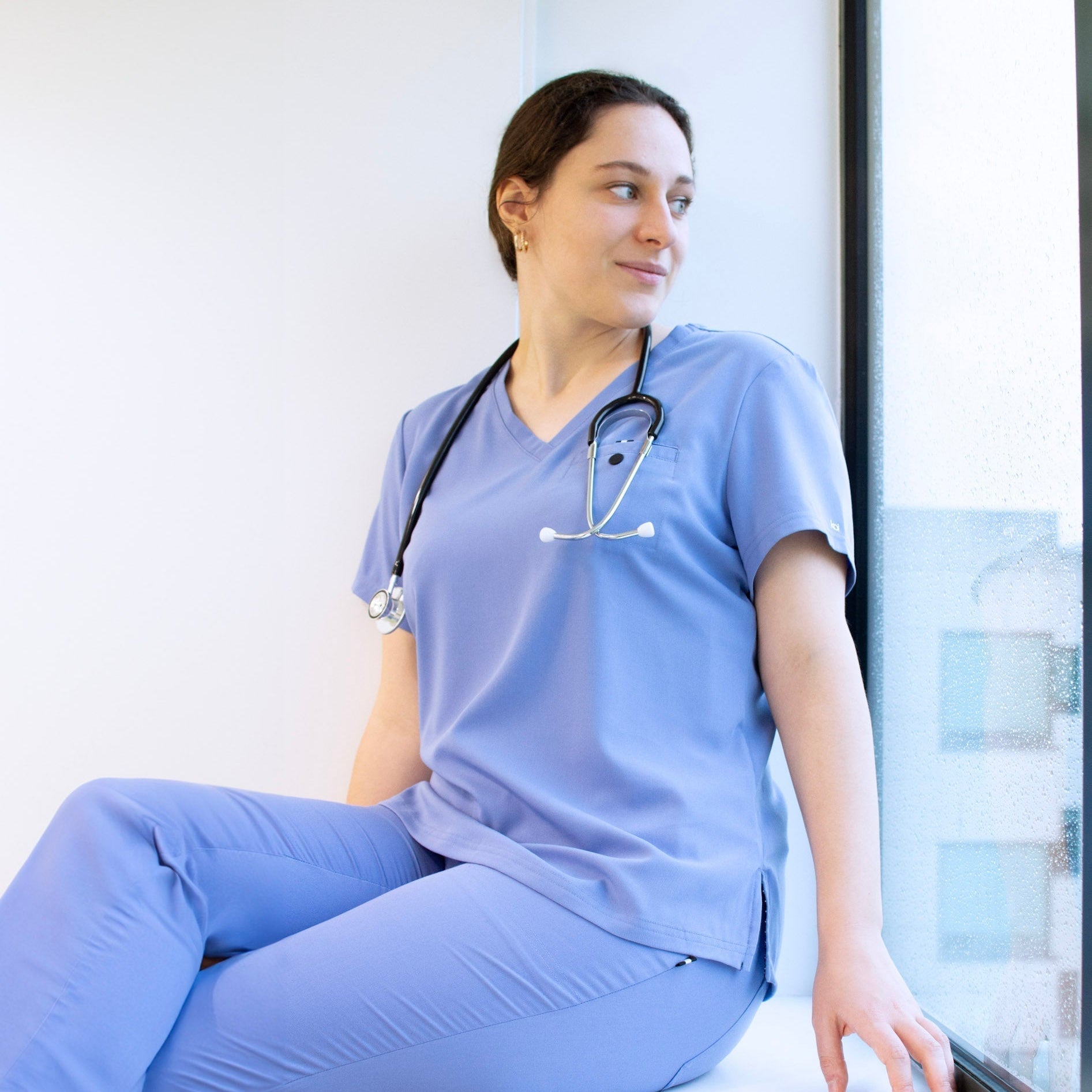 Tenue vétérinaire : quelles couleurs privilégier pour limiter poils et taches ?