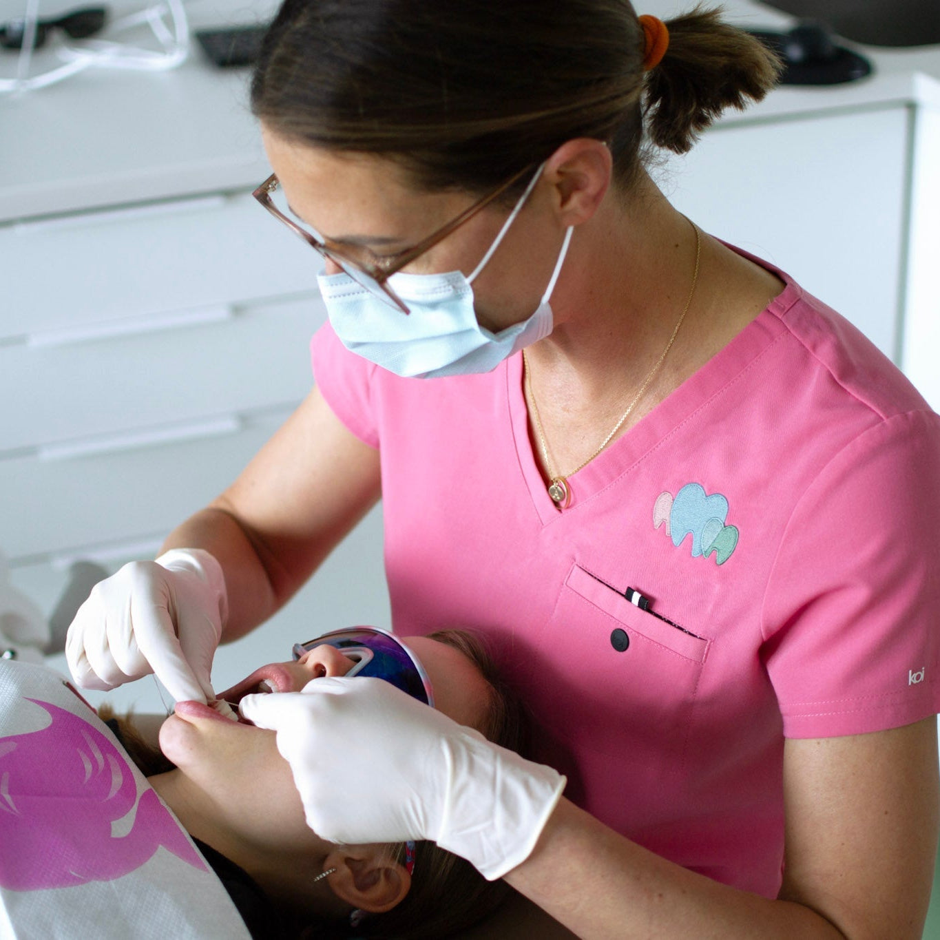 Dentiste en opération avec un enfant