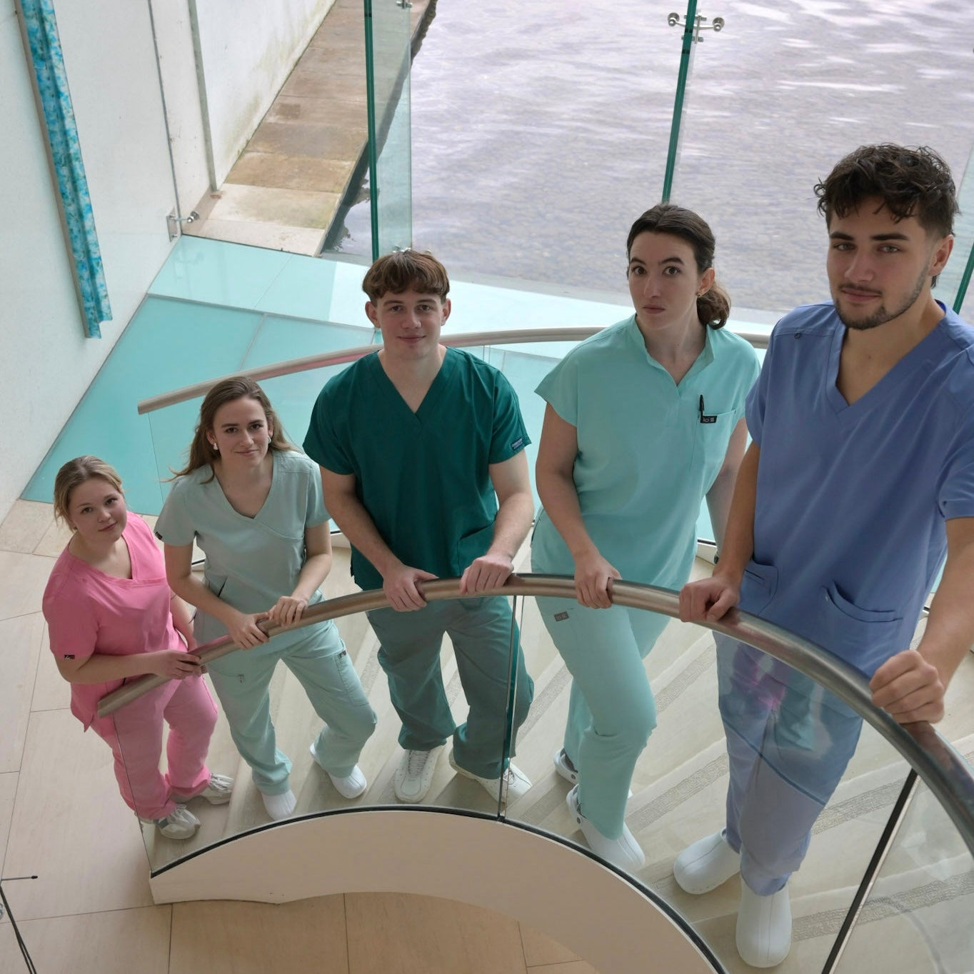 Equipe en blouse médicale colorée