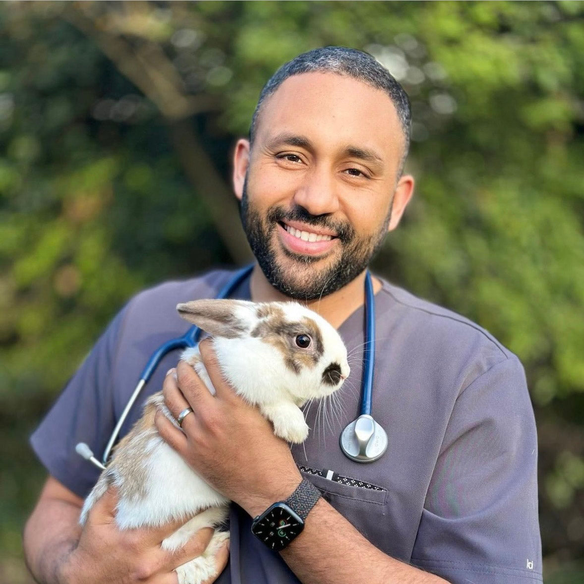 Vétérinaire en blouse Koi avec un lapin
