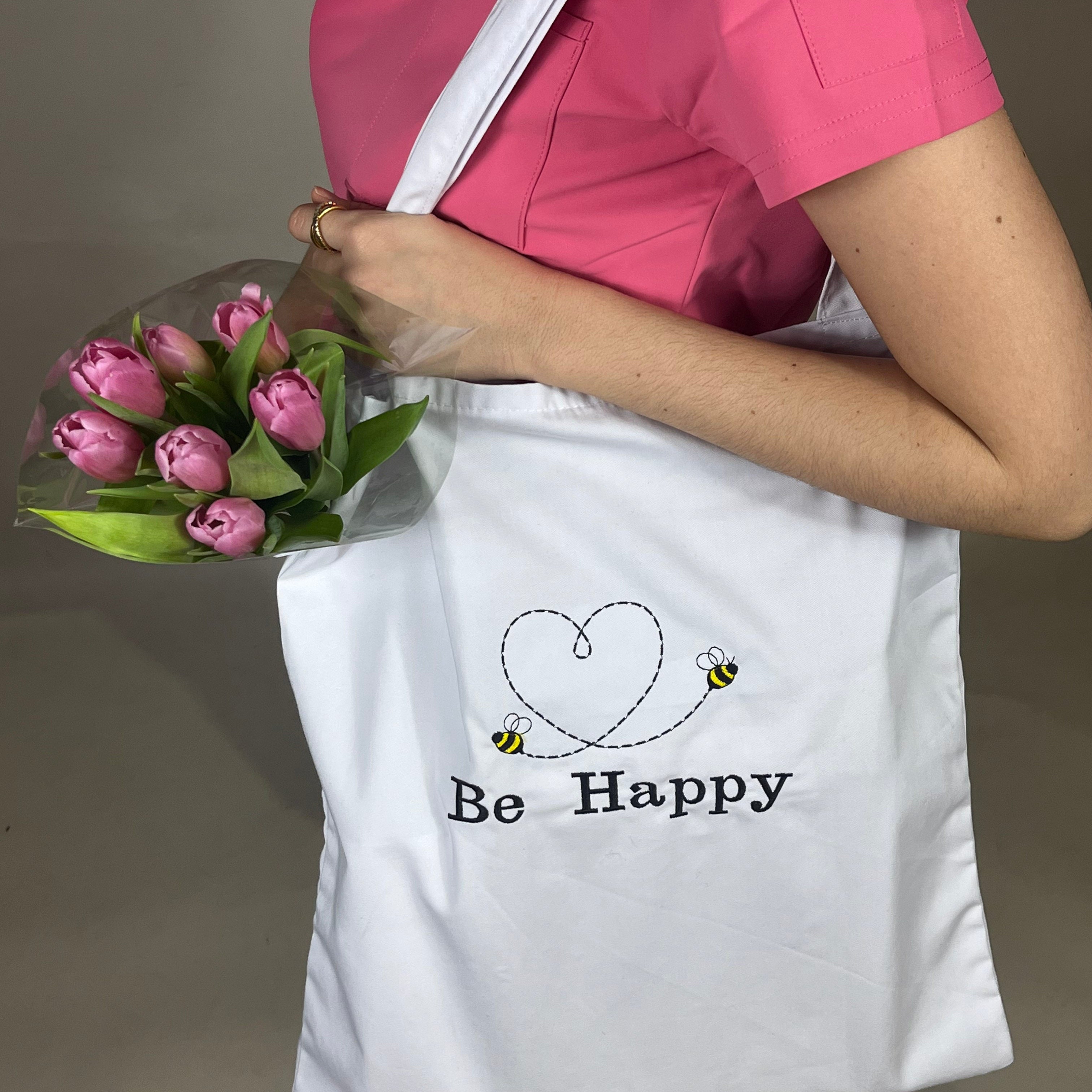 tote bag happyblouse koi blanc porté par une dentiste vétérinaire portant une blouse rose