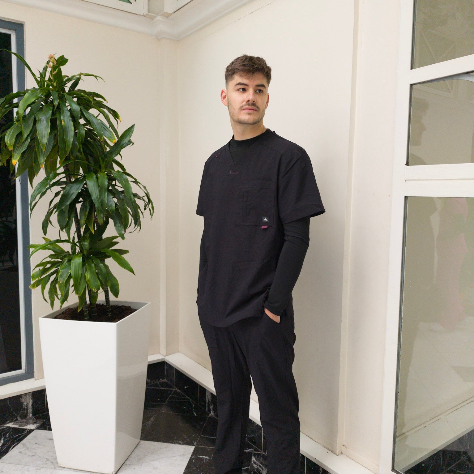 Blouse médicale homme : combien de poches et quels rangements sont vraiment utiles ?