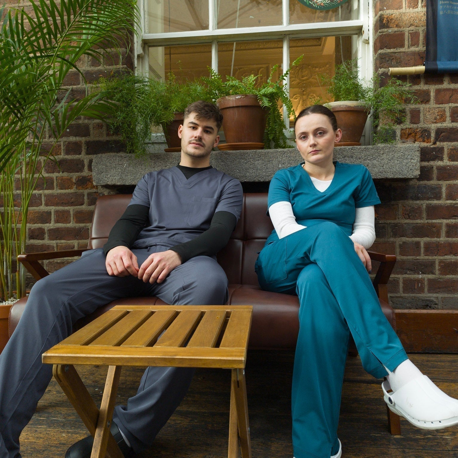 Pantalon médical femme vs pantalon médical homme : quelles différences de coupe ?