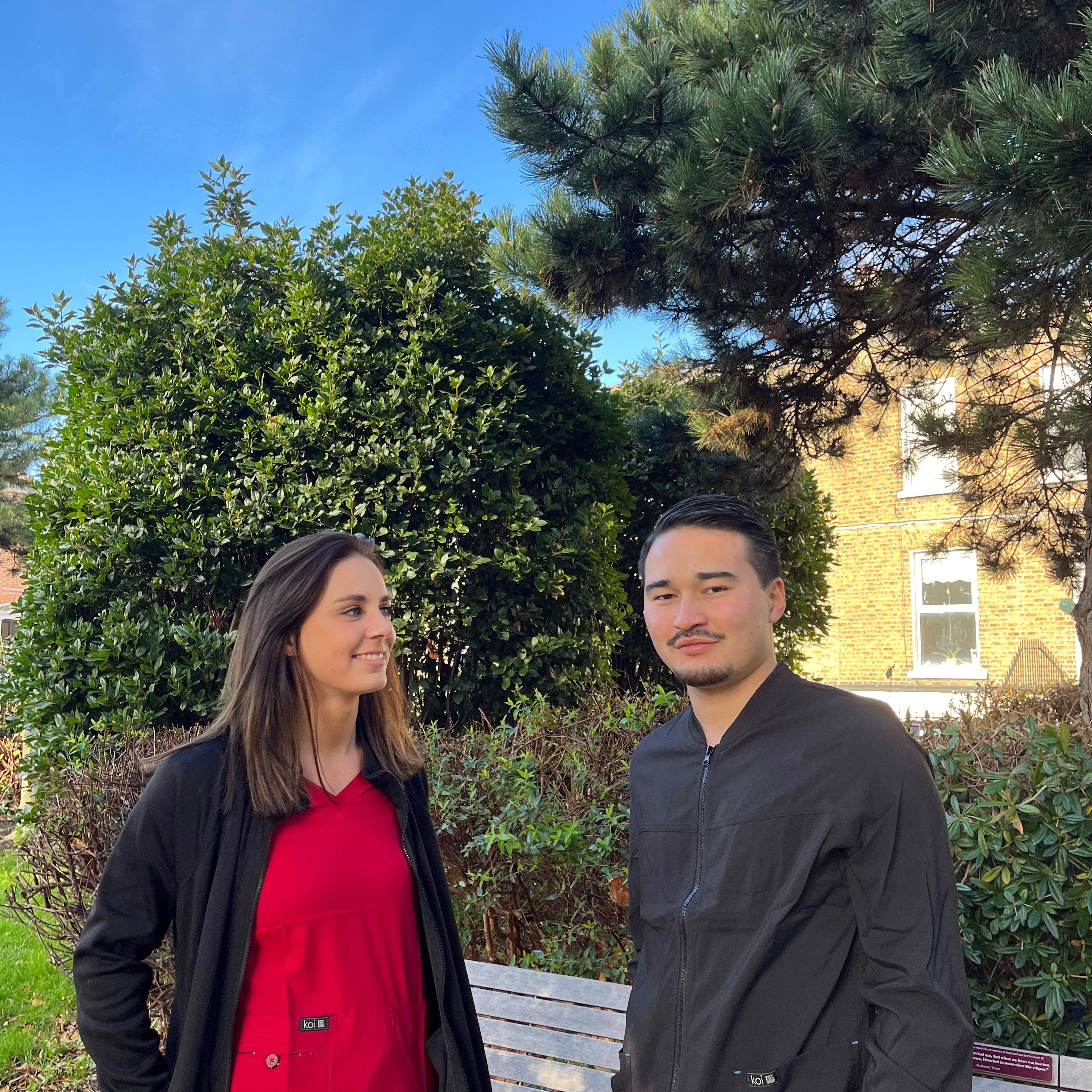 Restez au chaud et à l'aise : les meilleures tenues médicales d'automne 2025 !