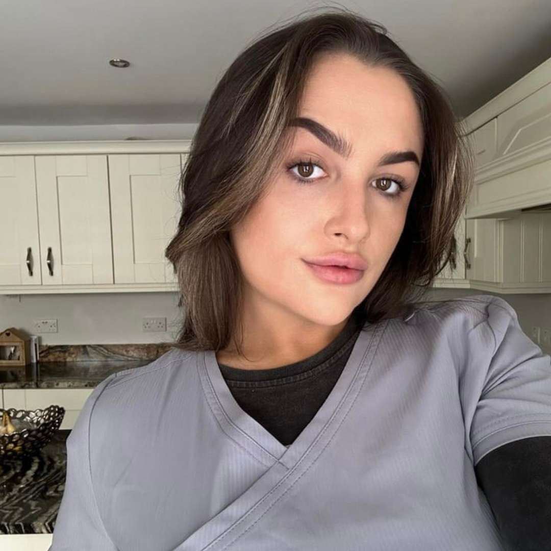 Soutenir les soins transgenres : entretien avec Paige Behan sur les tuniques et blouses d'esthéticienne