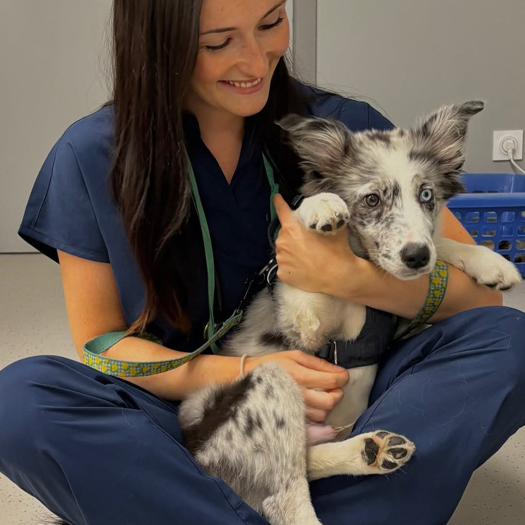 Lena en blouse médicale avec son chien