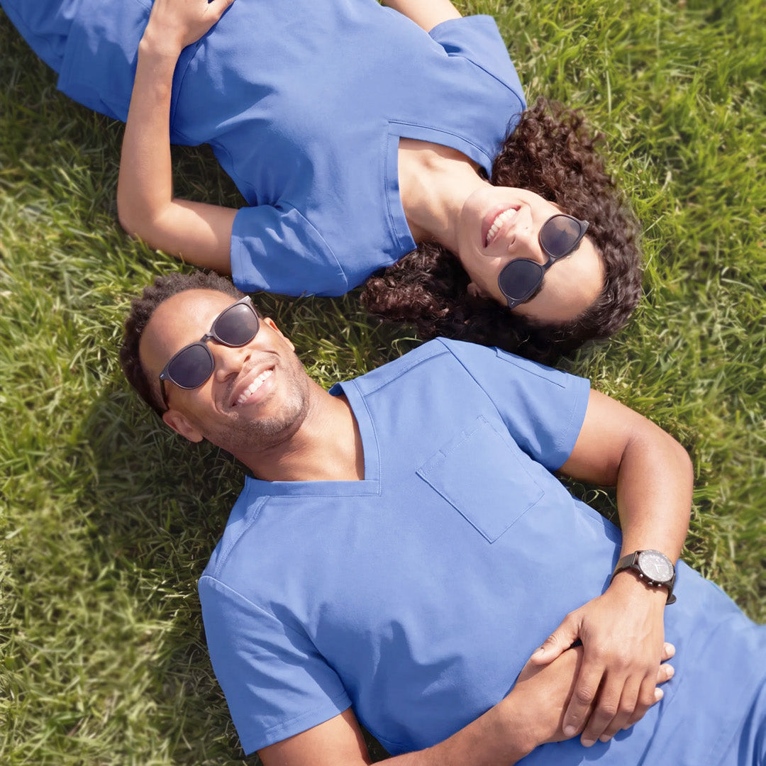 Blouse medicale femme Koi Basics Becca en Bleu Ciel et blouse medicale homme Koi Cureology Arthro en Bleu Ciel