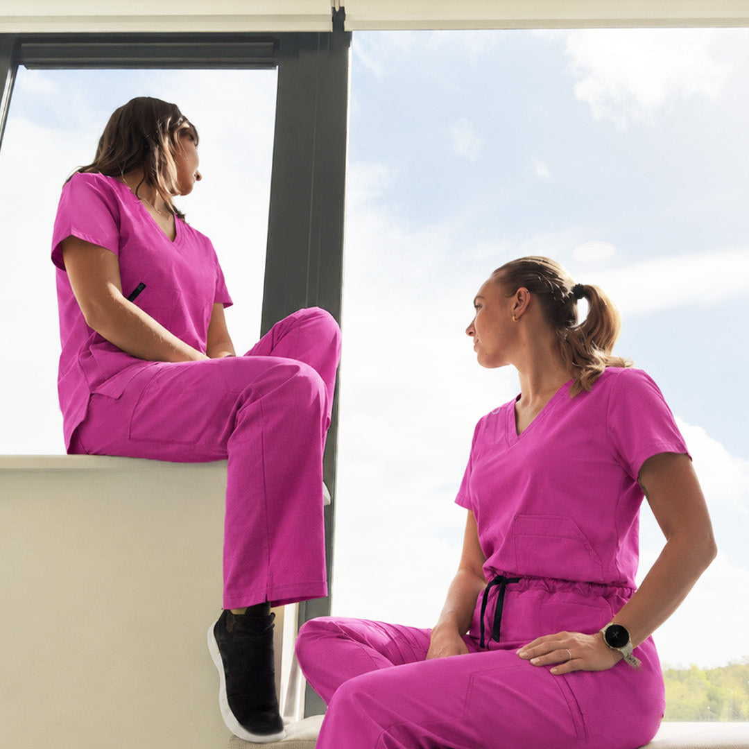 Tenues medicales femme Koi Solis en Ros Hibiscus, blouse Sari et pantalon Freda