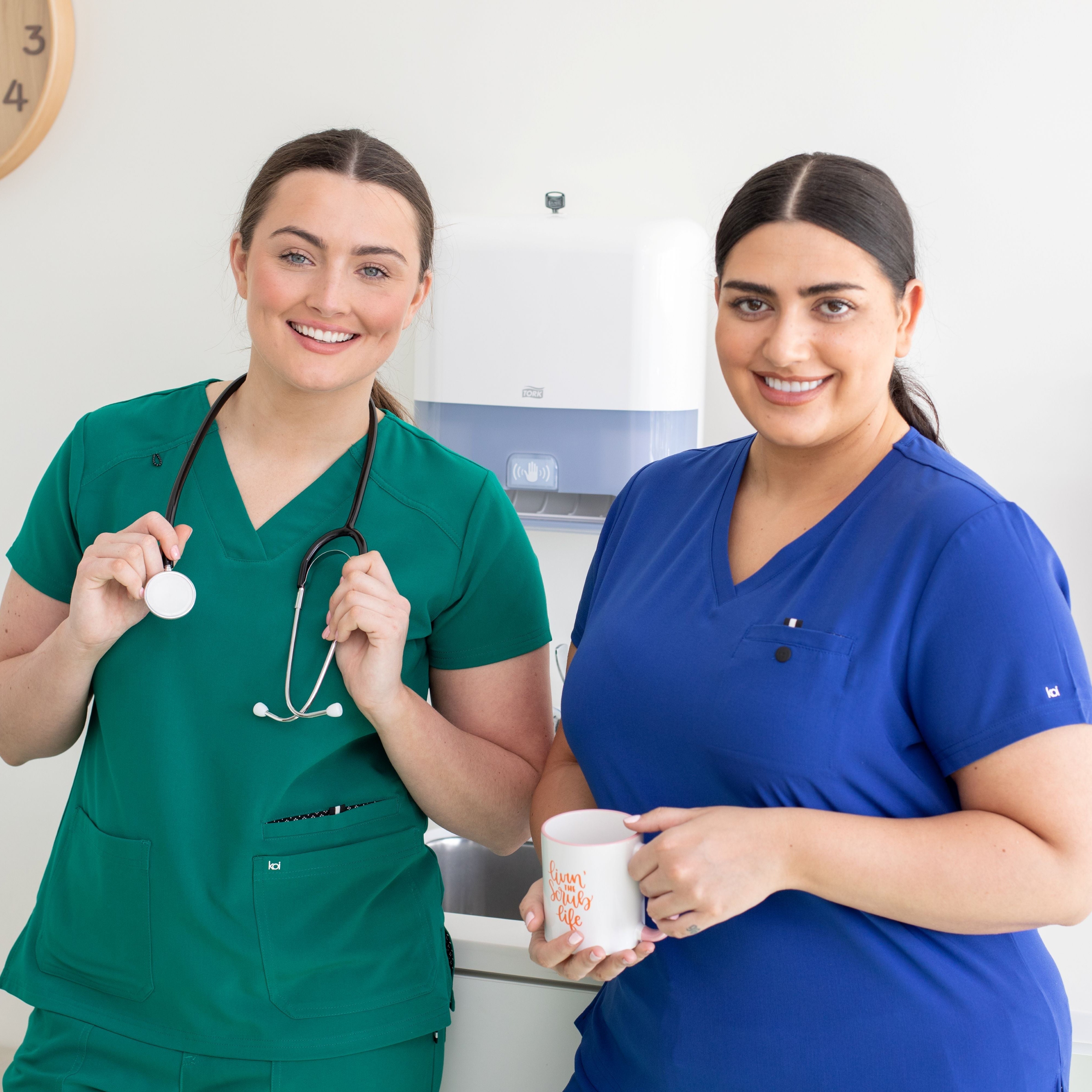 Les bracelets rouges : quelles tenues médicales pédiatre ?