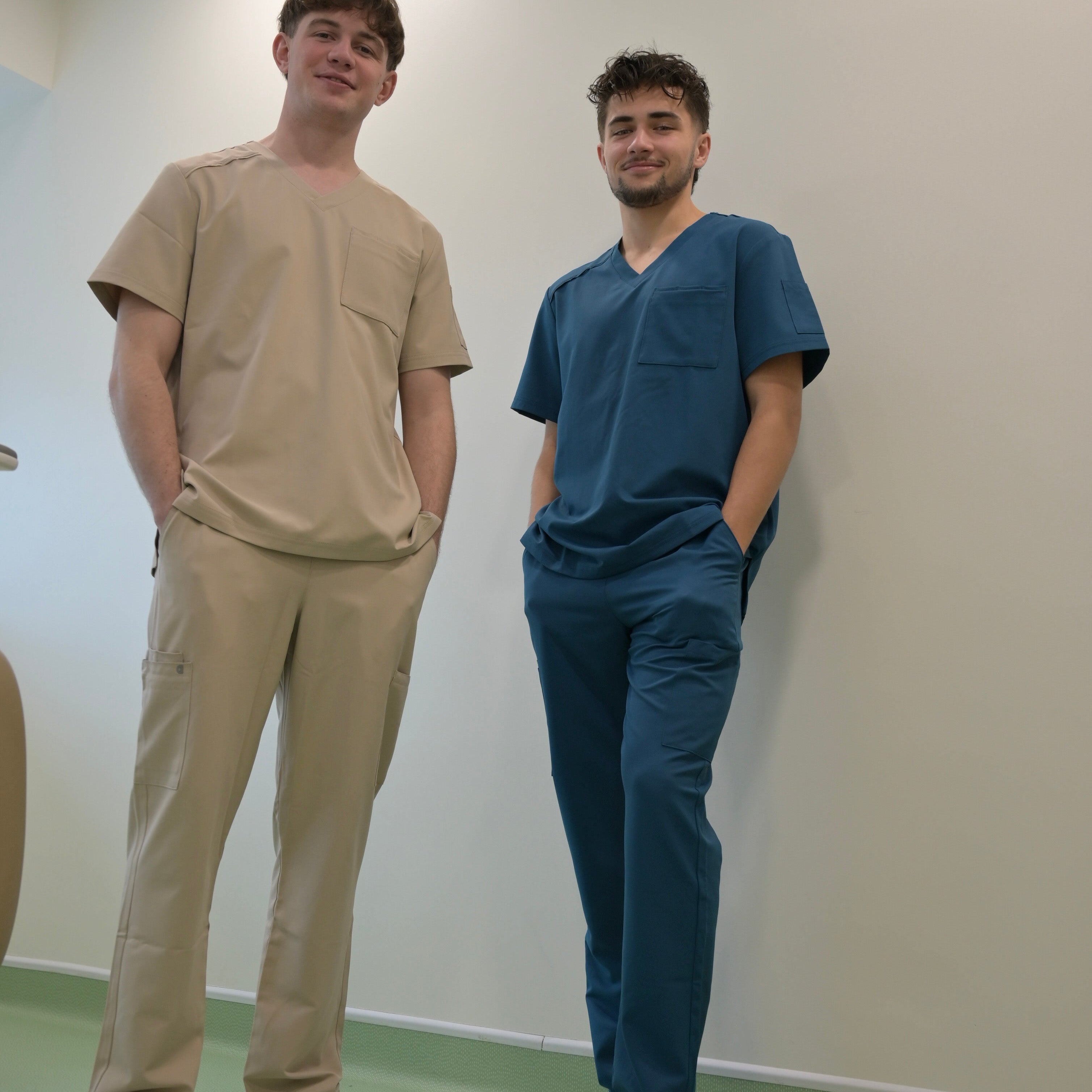 deux internes en médecine portant chacun une tenue professionnelle de médecin de couleur beige et bleu