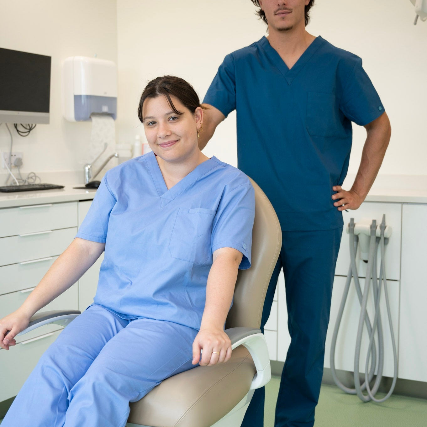 un homme dentiste et une femme dentiste portant deux tenue médicale de chez happyblouse