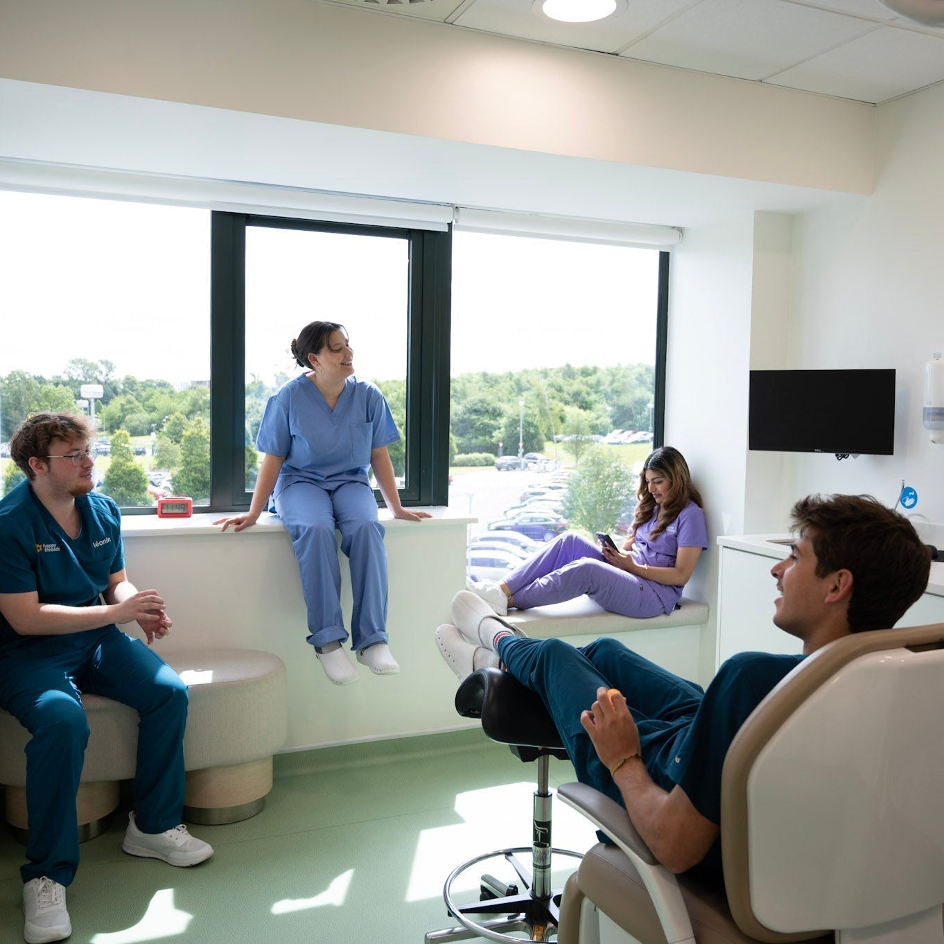 étudiant en médecine, deux garçons et deux filles portant des tenues médicales stylés et professionnelles dans le cabinet