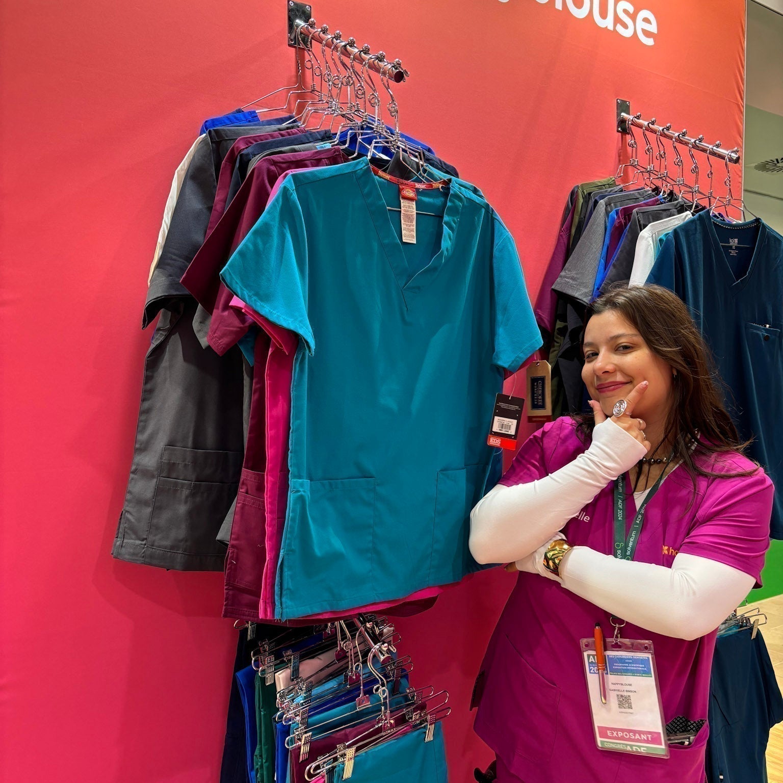 Présentation des blouses médicales lors d'un salon à Paris