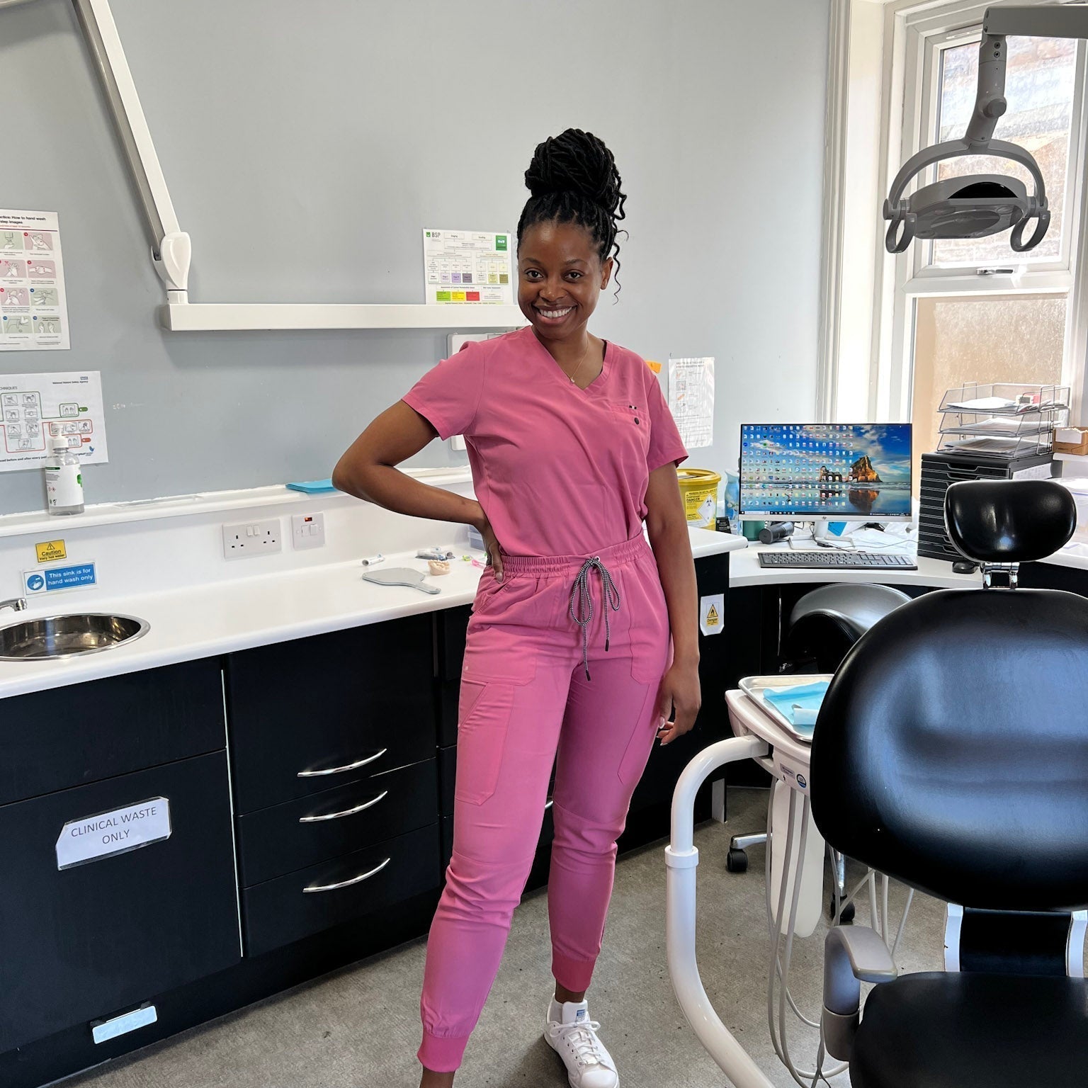 dentiste en blouse médicale rose
