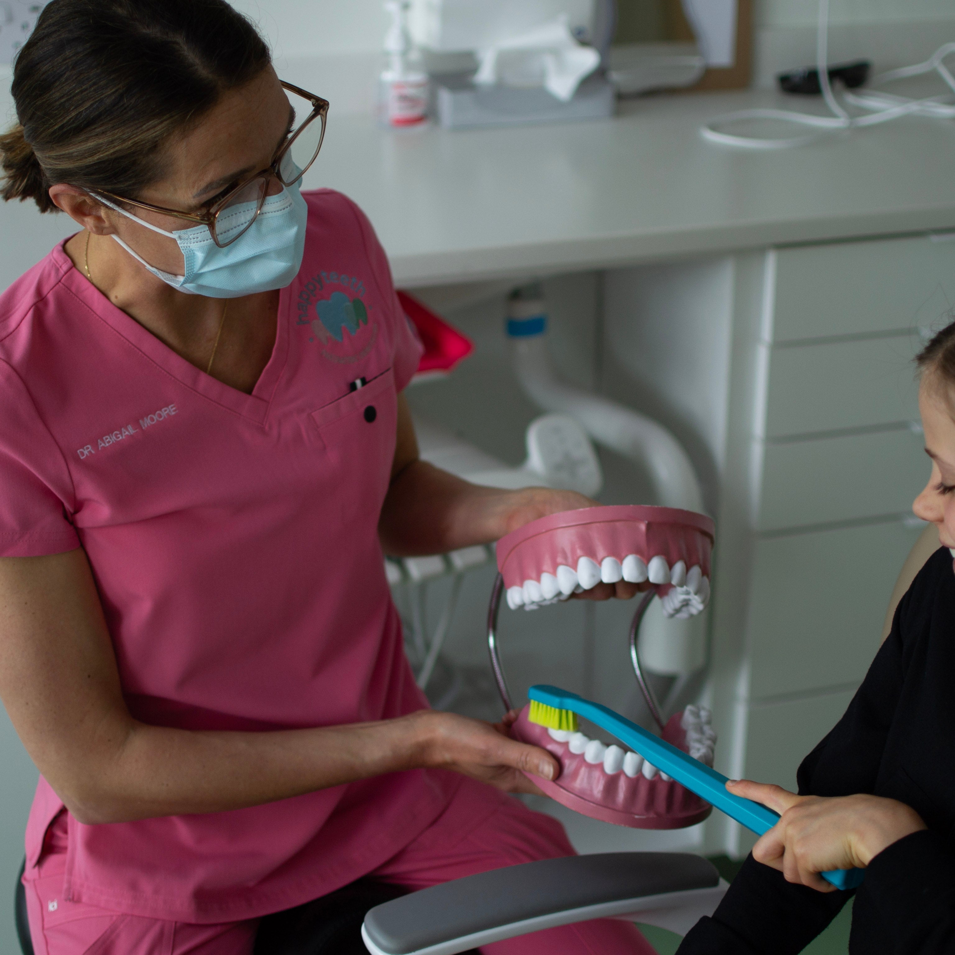 Enfant chez le dentiste.