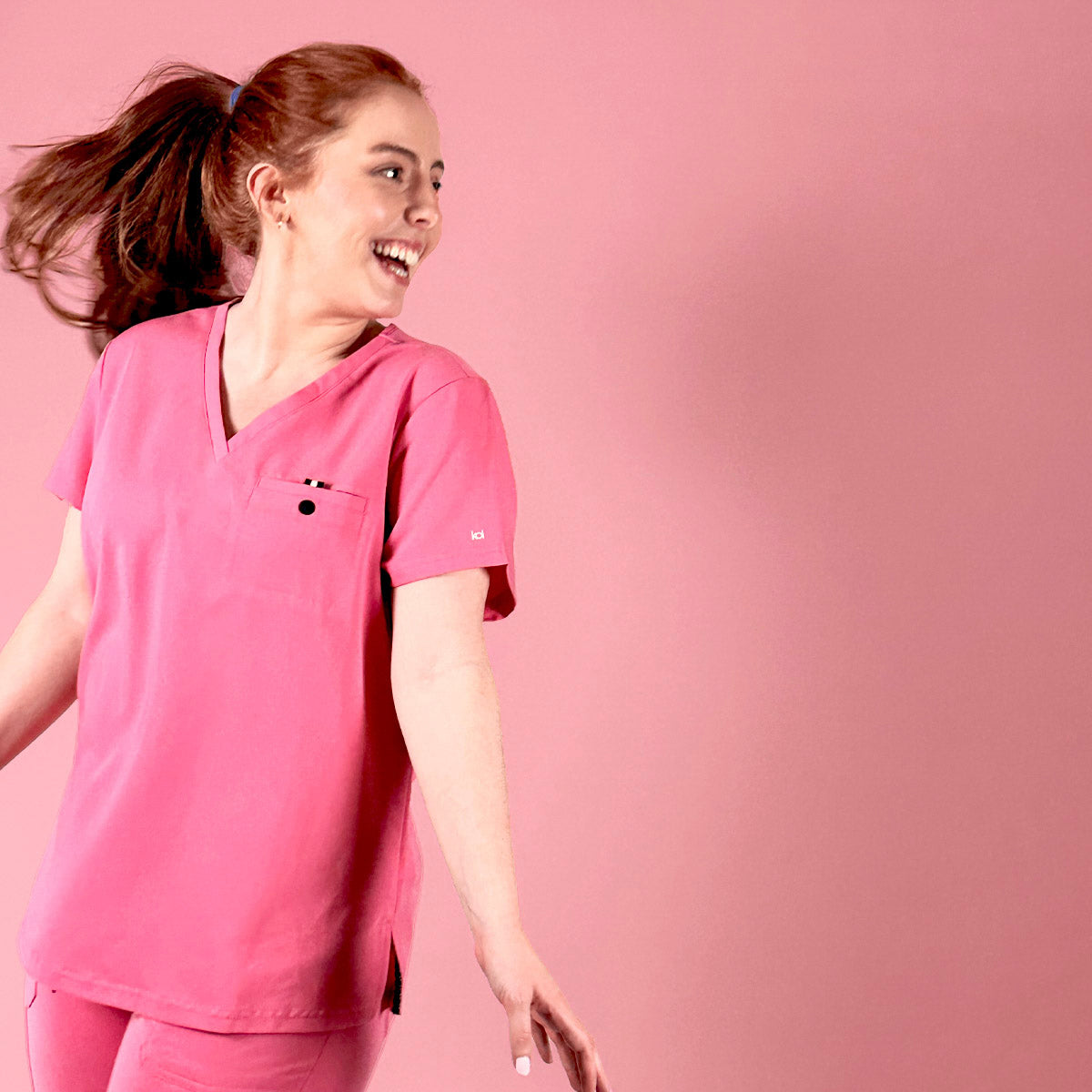 une tenue médicale rose élégante