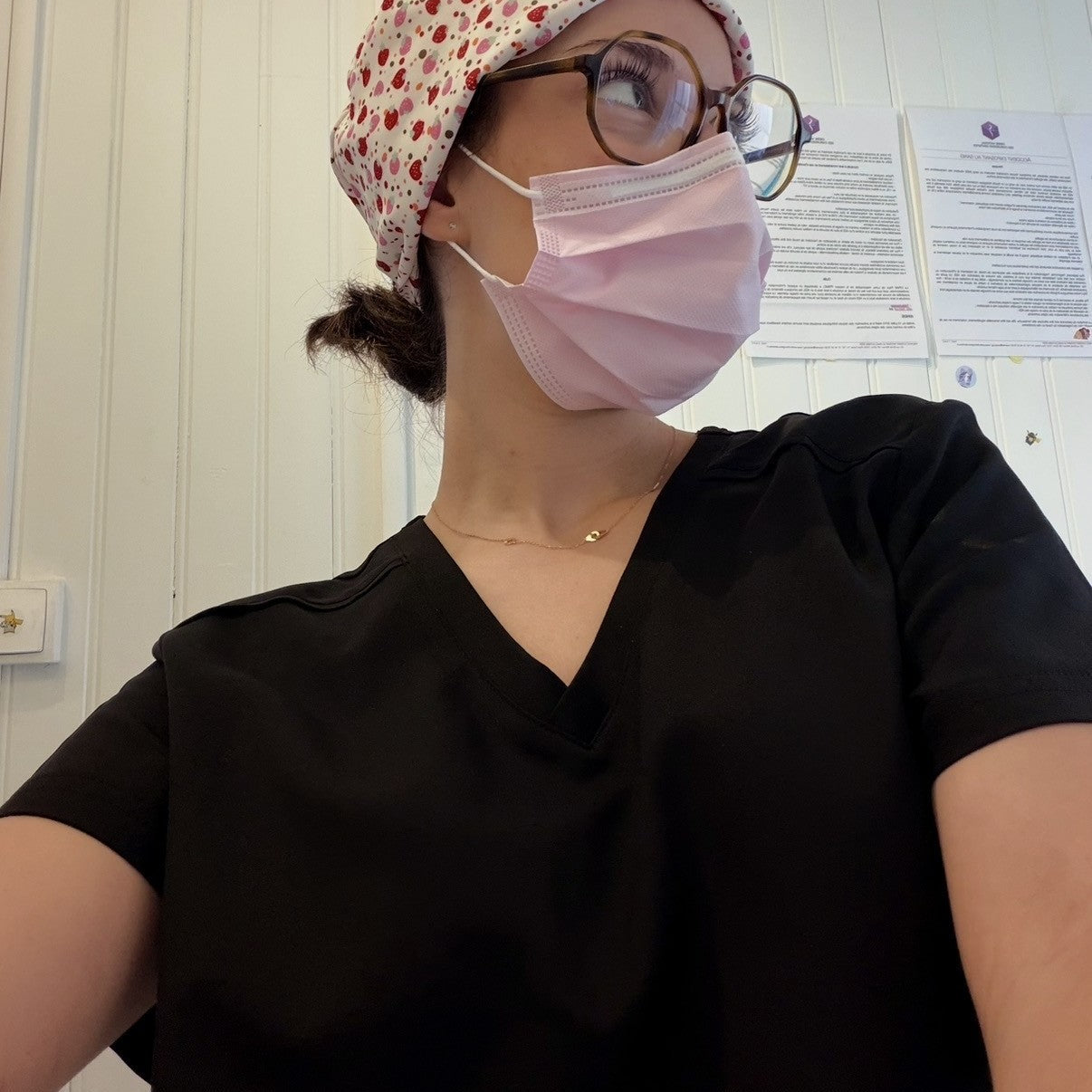 Valentine, etudiante dentaire à Madrid, en tenue Happyblouse