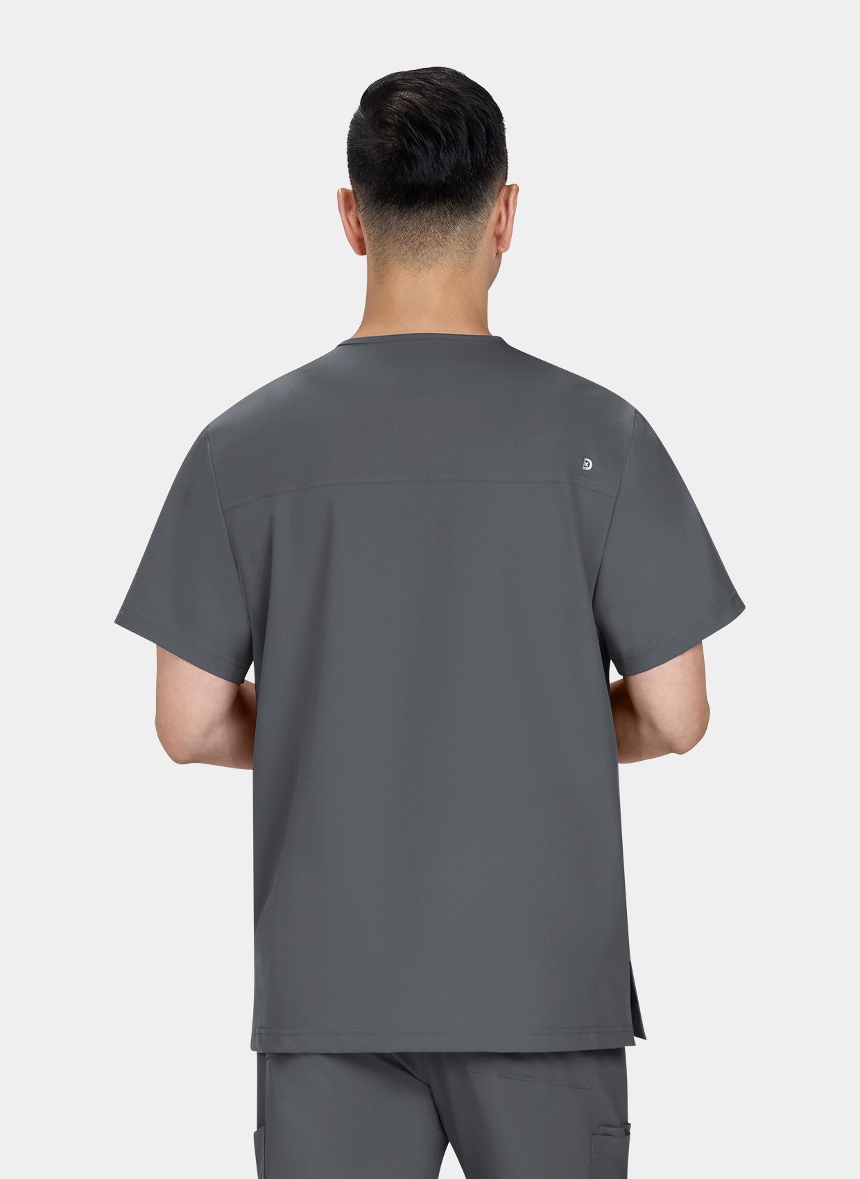 Homme de dos portant une blouse Médicale Koi Cureology Stasis - Étain