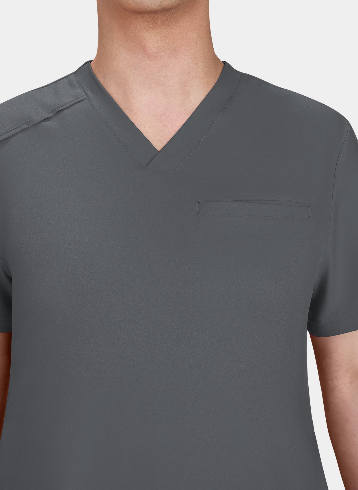 Zoom sur le col d'un homme portant une blouse Médicale Koi Cureology Stasis - Étain