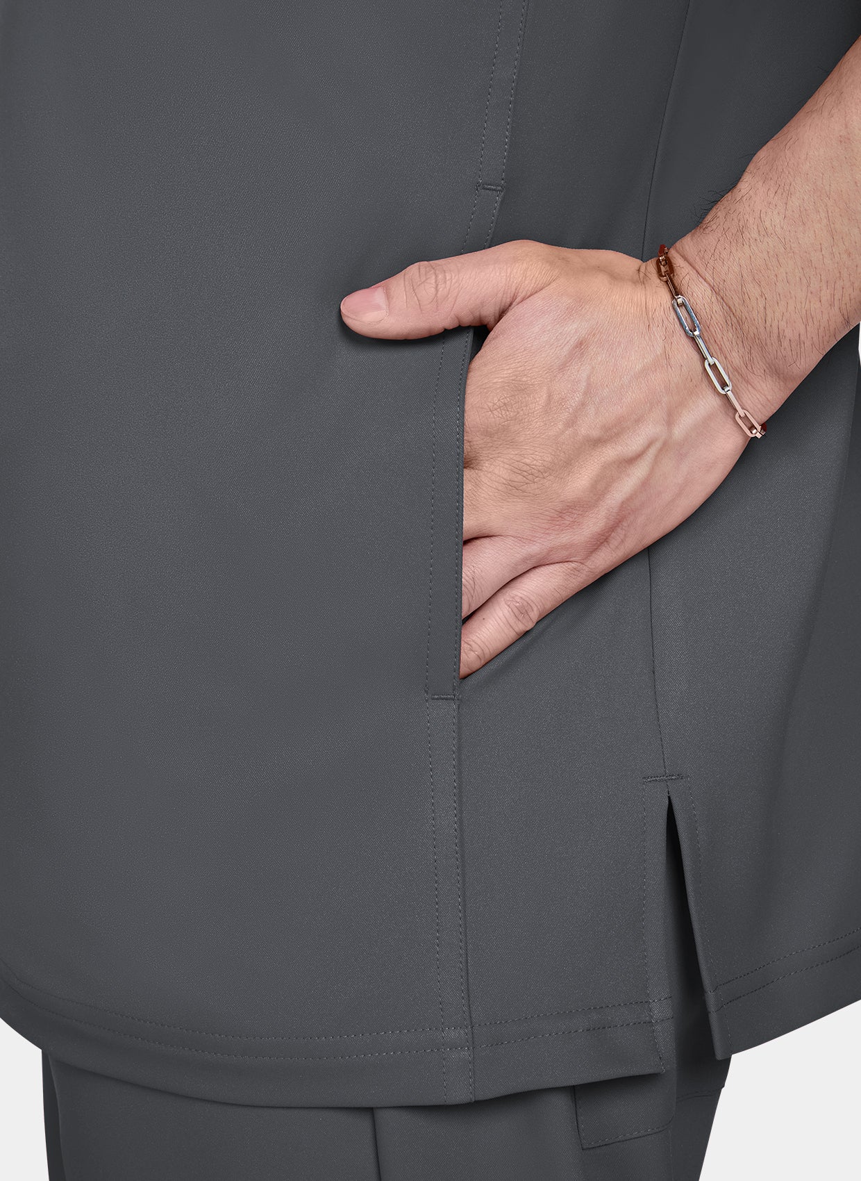 Zoom sur la poche d'un homme portant une blouse Médicale Koi Cureology Stasis - Étain