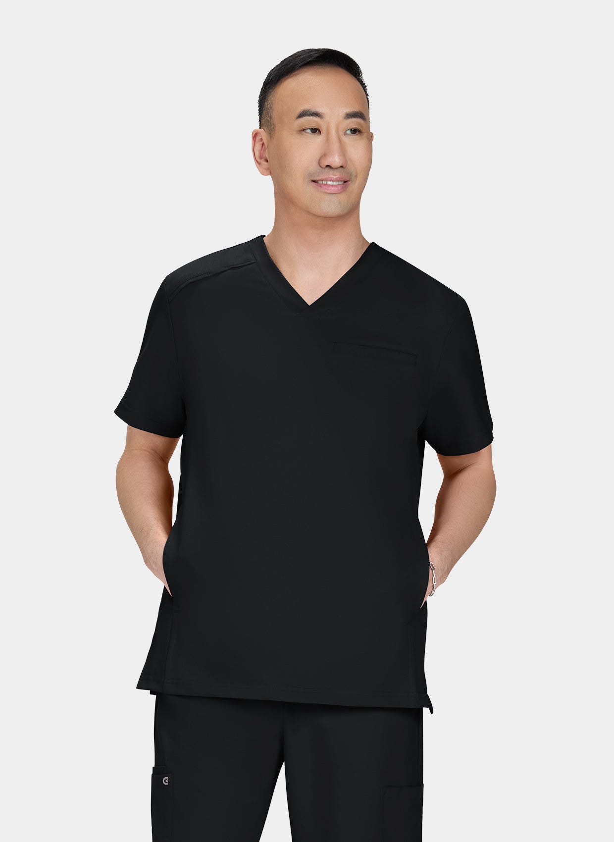 Homme portant une blouse médicale Koi Cureology Stasis - Noir
