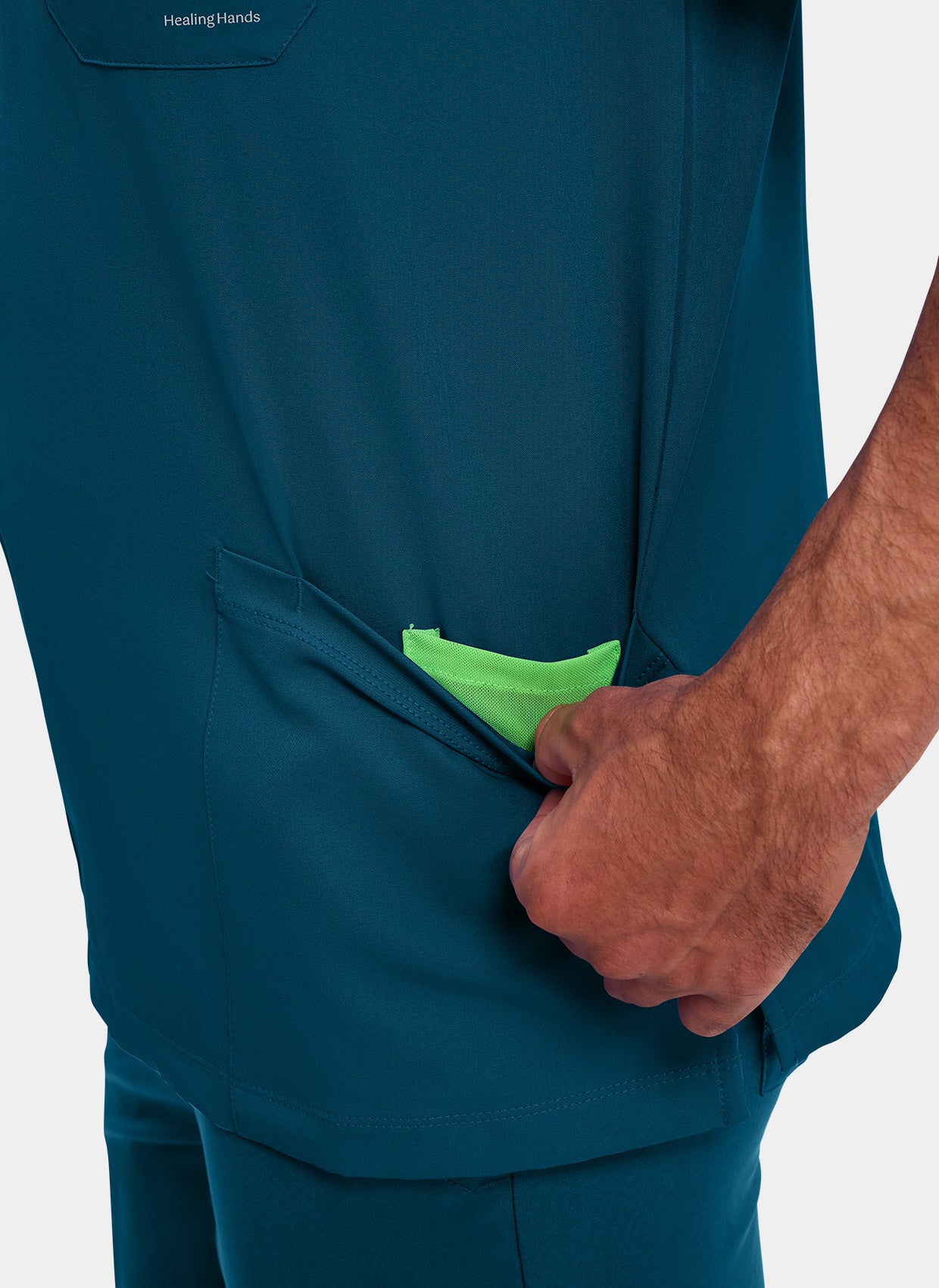 zoom sur poche d'un homme portant une blouse médicale Healing Hands Matthew bleu Caraïbe