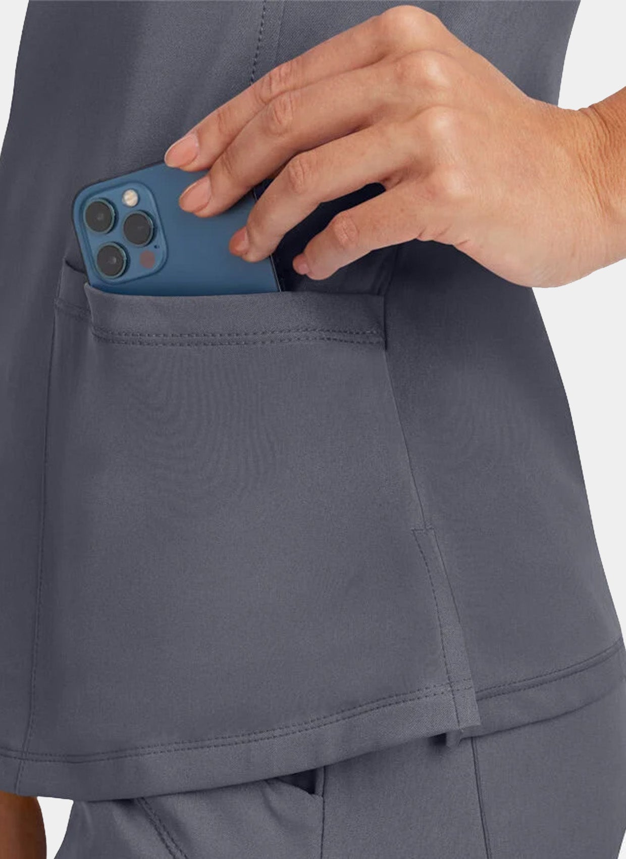 zoom sur poche d'une Femme portant une blouse médicale Healing Hands Monica étain