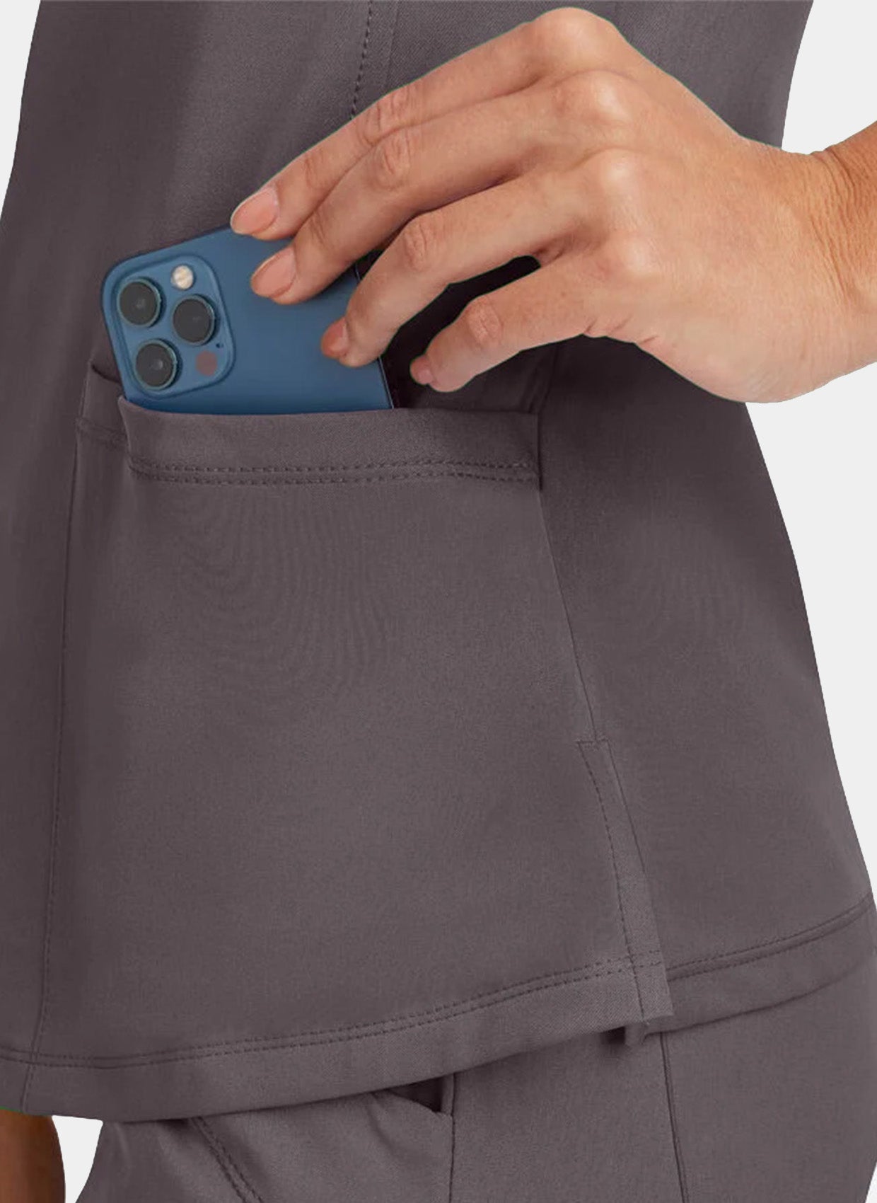 zoom sur poche d'une Femme portant une blouse médicale Healing Hands Monica étain