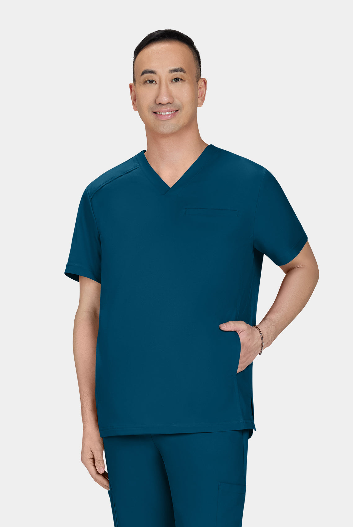 Homme portant une blouse médicale Koi Cureology Stasis - Bleu Caraibe