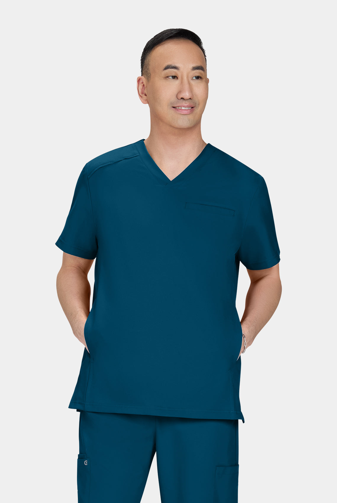 Homme protant une blouse medicale Koi Cureology Stasis Bleu Caraibe