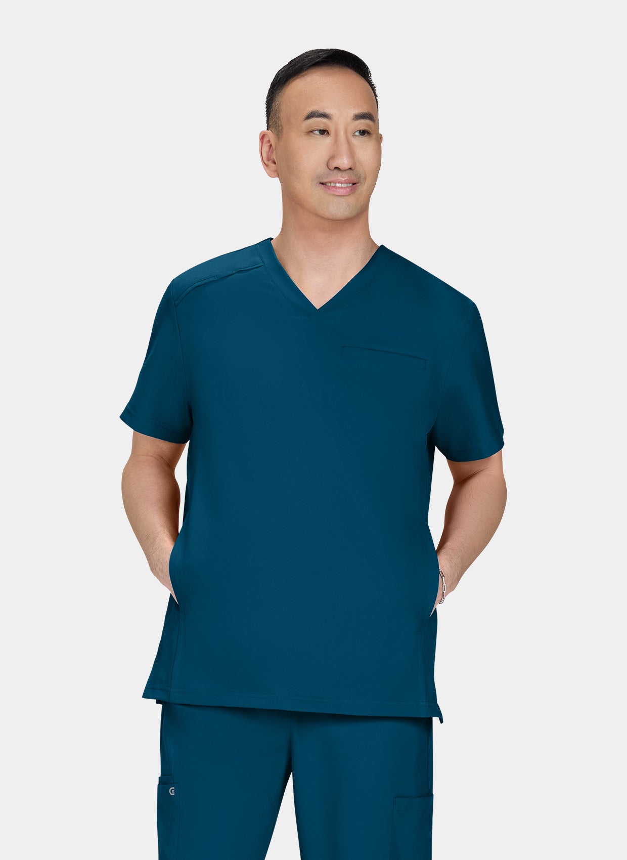 Homme protant une blouse medicale Koi Cureology Stasis Bleu Caraibe