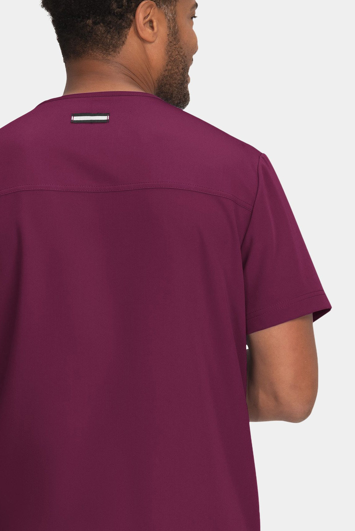 Blouse médicale homme Koi Next Gen Liberté bordeaux - détail empiècement dos et passant badge