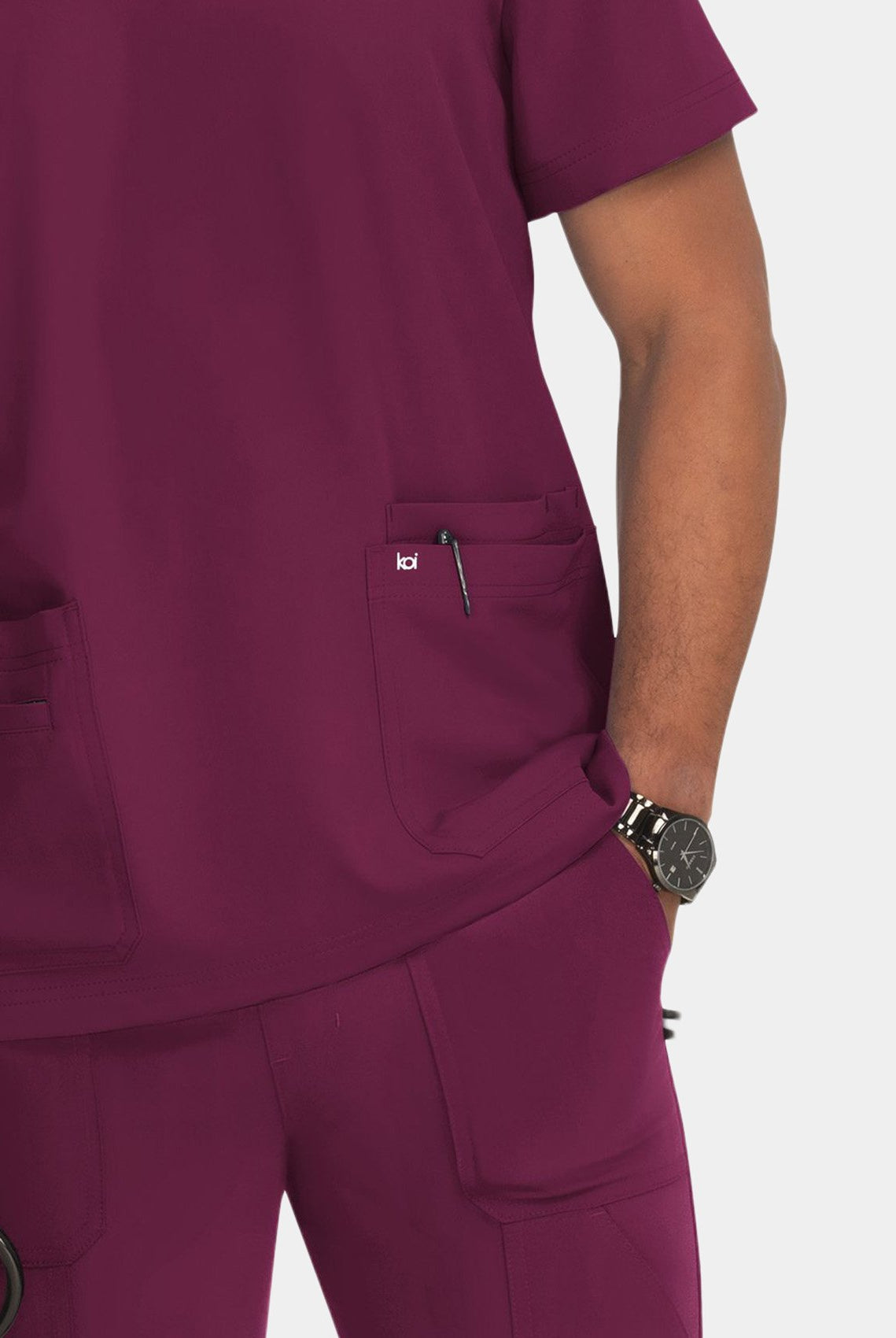 Blouse médicale homme Koi Next Gen Liberté bordeaux - détail poche hanche avec logo koi