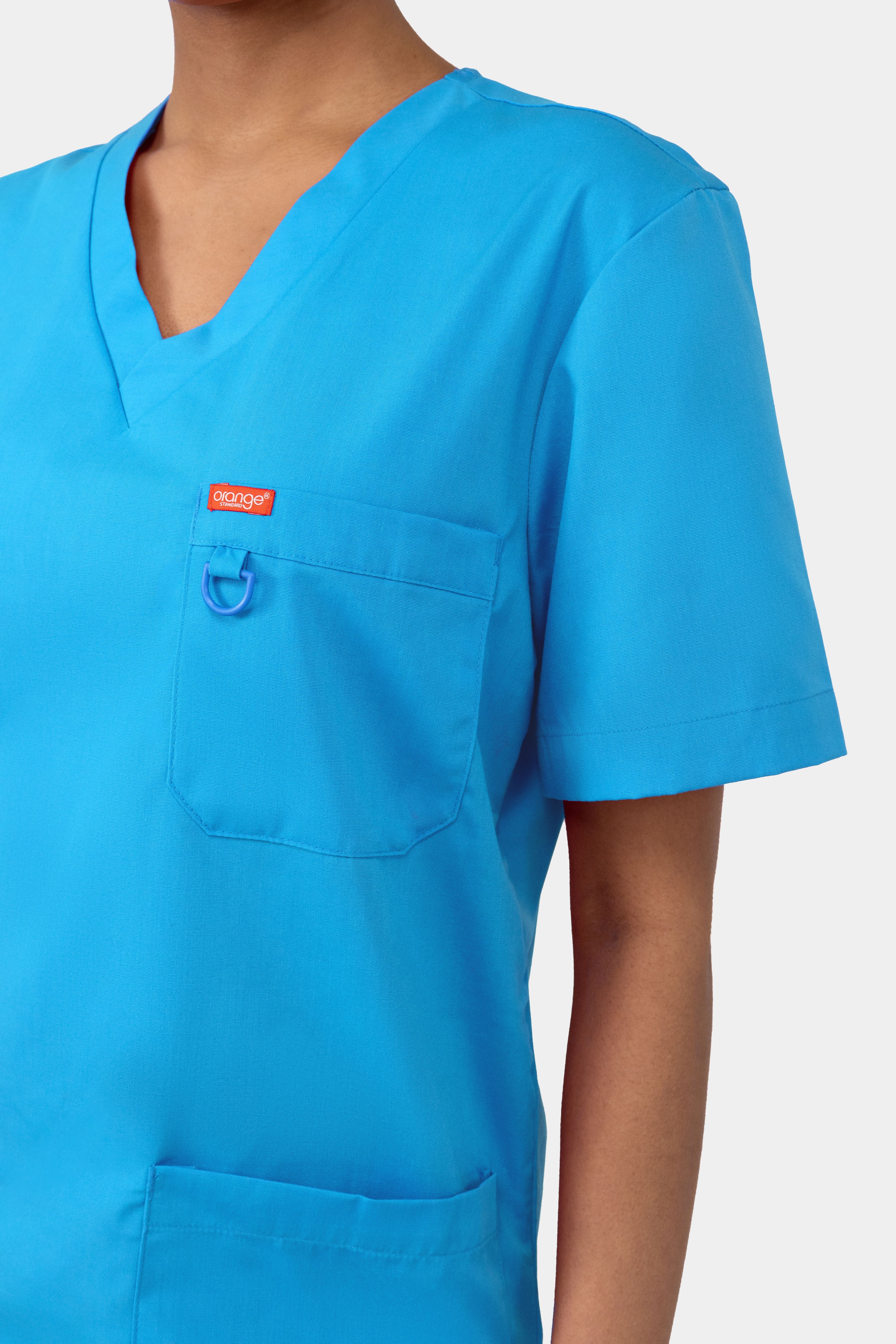 Focus sur une femme portant une blouse médicale unisexe Orange standard Balboa - Bleu Electrique