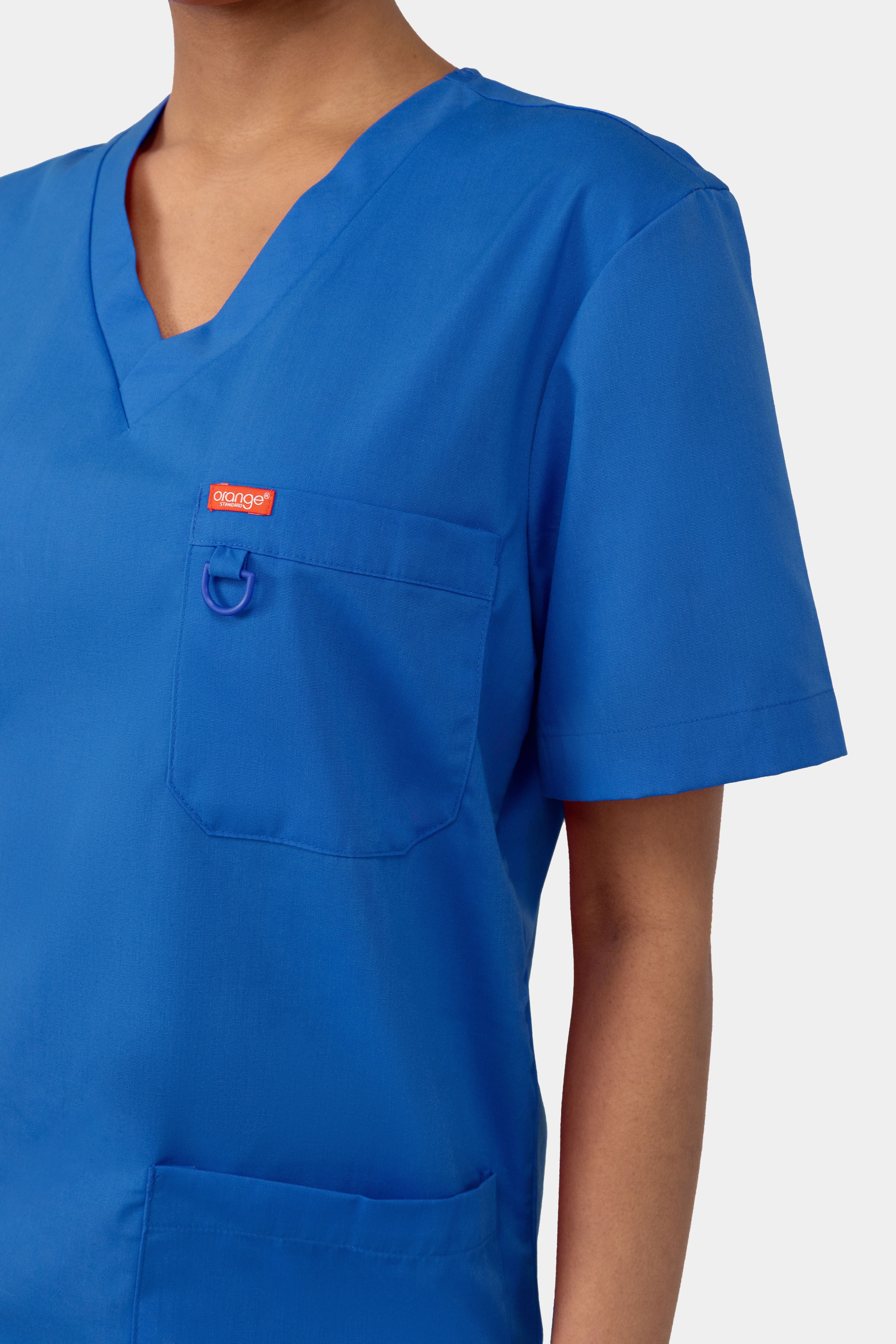 Focus sur une femme portant une blouse médicale unisexe Orange standard Balboa - Bleu Roi