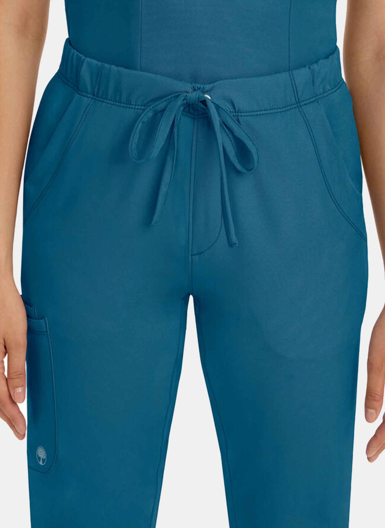 zoom sur taille d'une Femme portant un pantalon médical Healing Hands Rebecca bleu Caraïbe