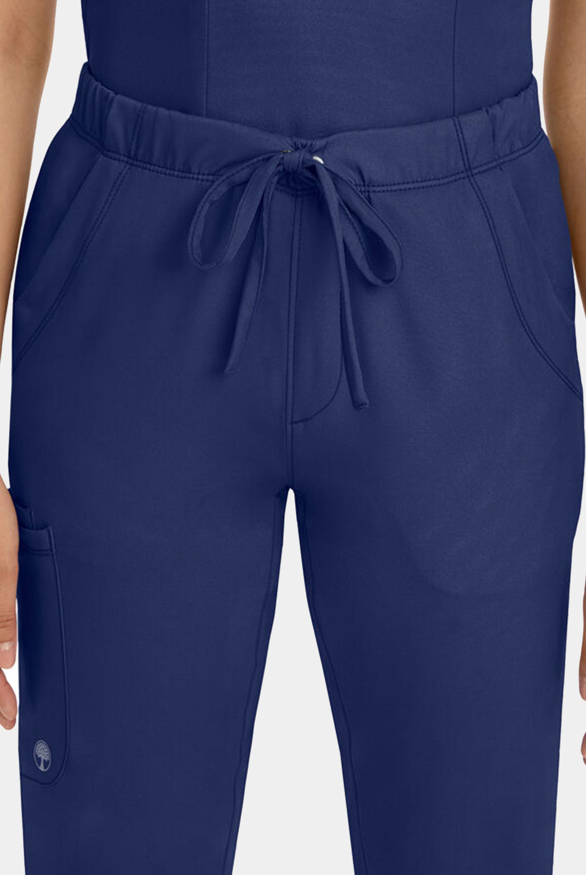 zoom sur taille d'une Femme portant un pantalon médical Healing Hands Rebecca bleu marine