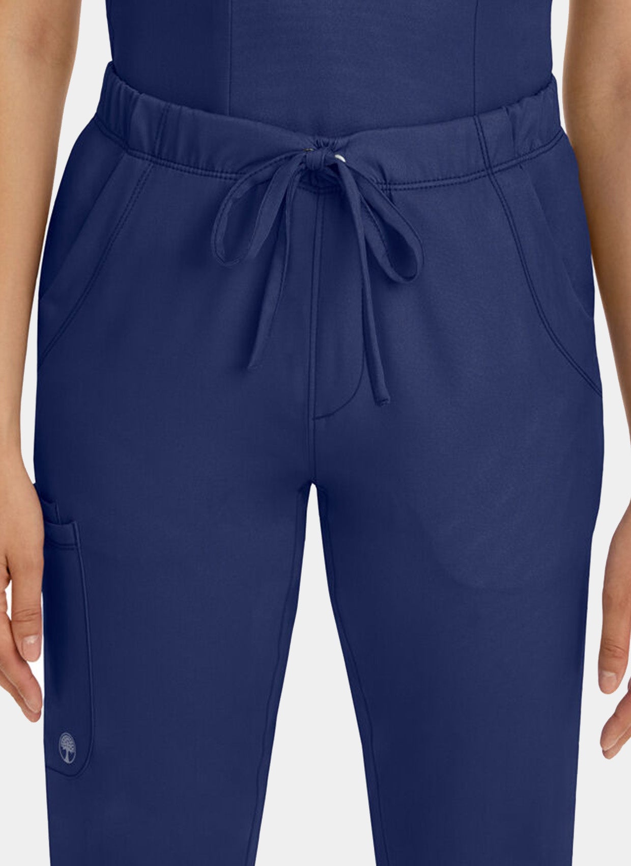 zoom sur taille d'une Femme portant un pantalon médical Healing Hands Rebecca bleu marine