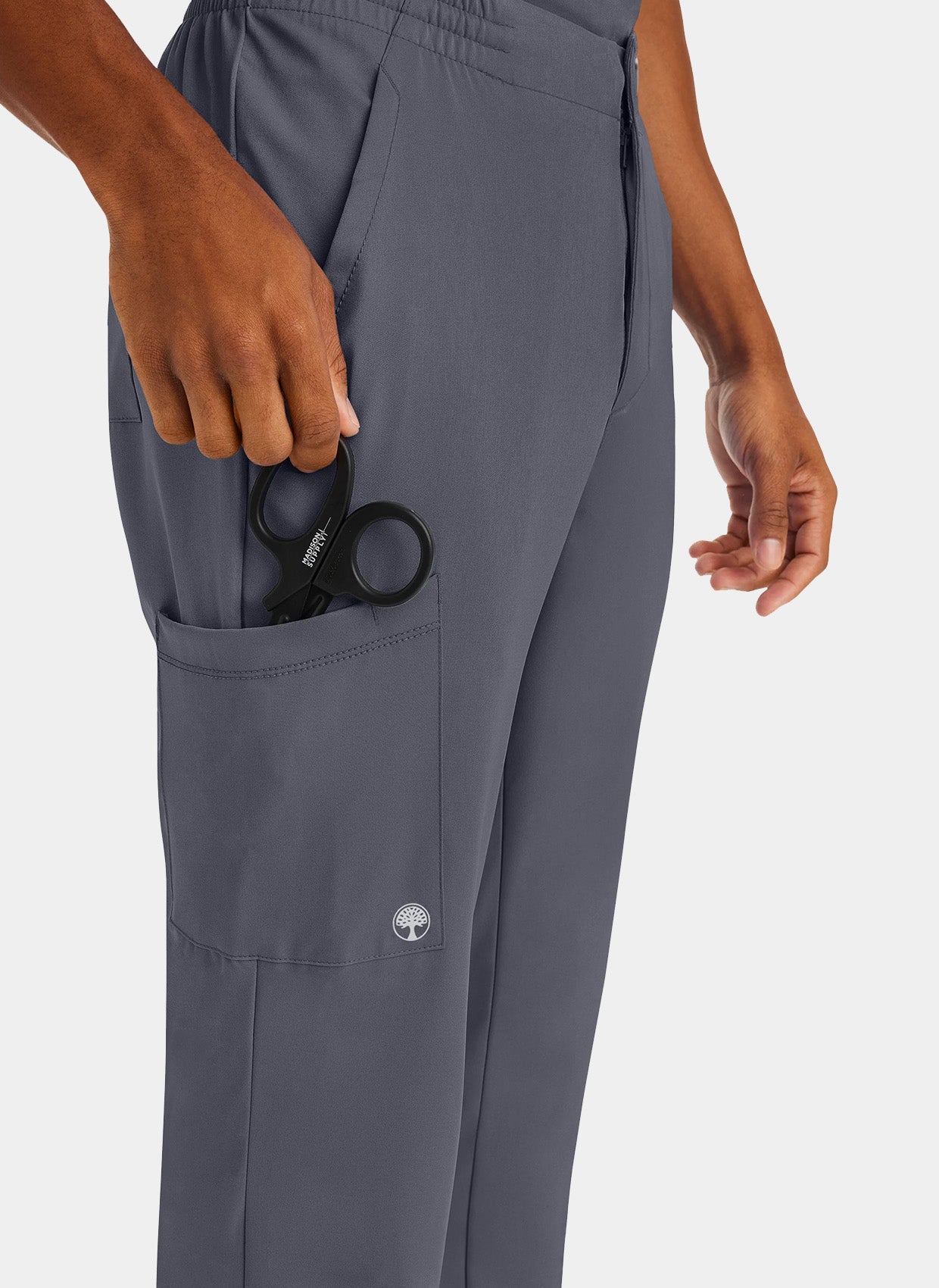 zoom sur la poche d'un homme portant un pantalon médical Healing Hands Ryan Étain