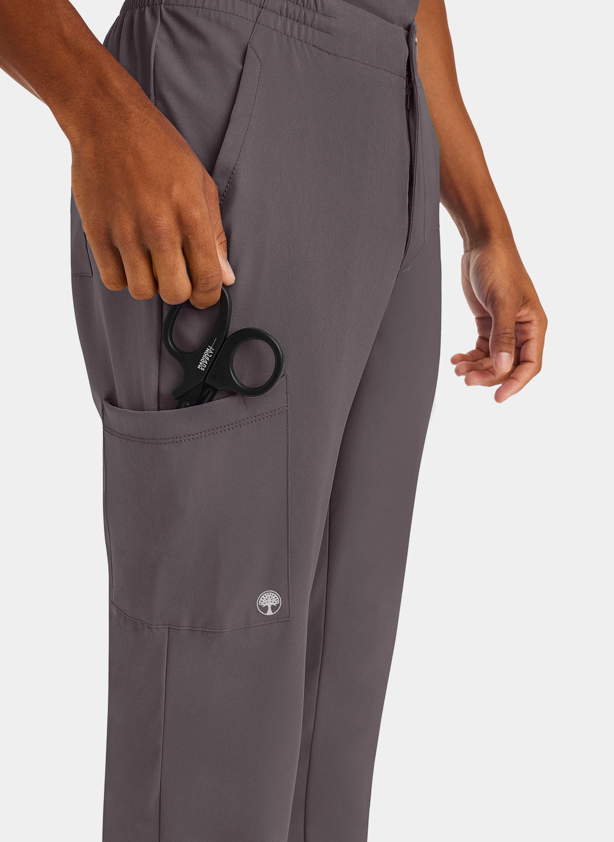 zoom sur la poche d'un homme portant un pantalon médical Healing Hands Ryan Étain